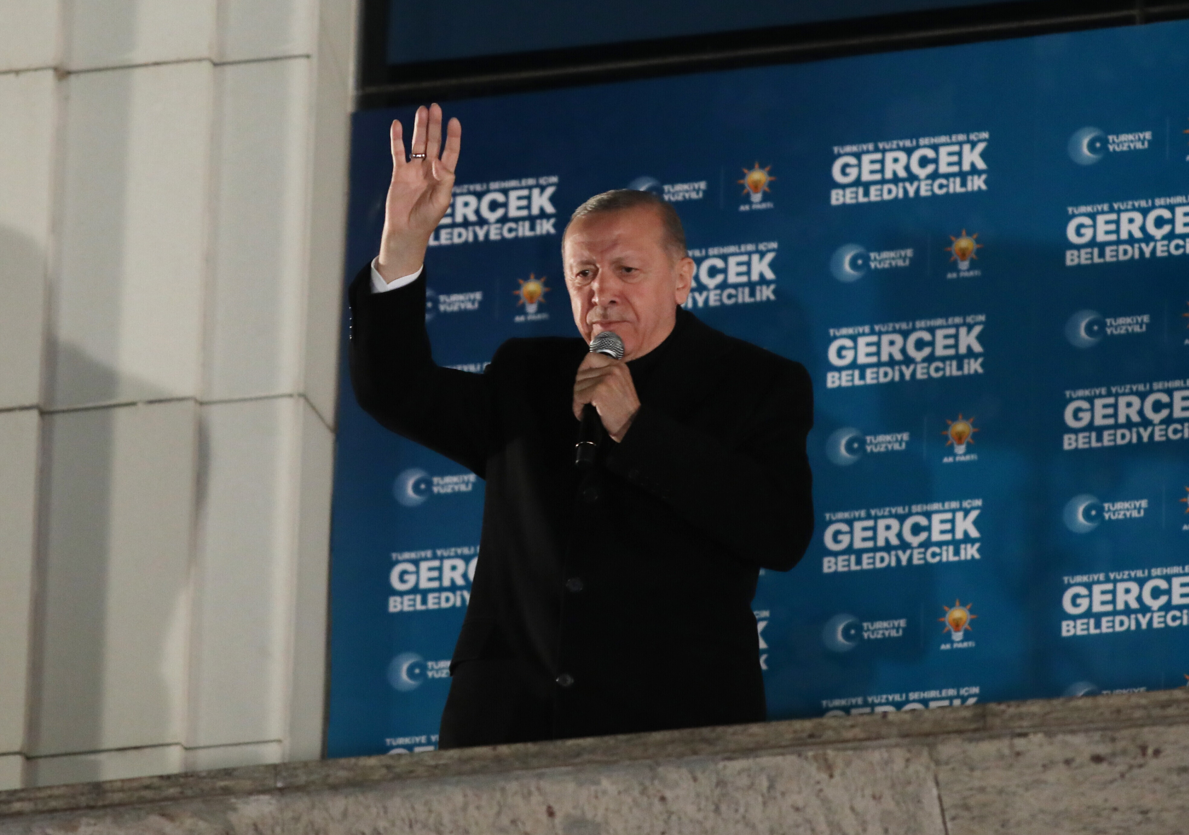 Il presidente della Turchia Recep Tayyip Erdogan parla dalla sede del partito dell'Akp dopo la sconfitta alle elezioni amministrative (Gettyimages)&nbsp;