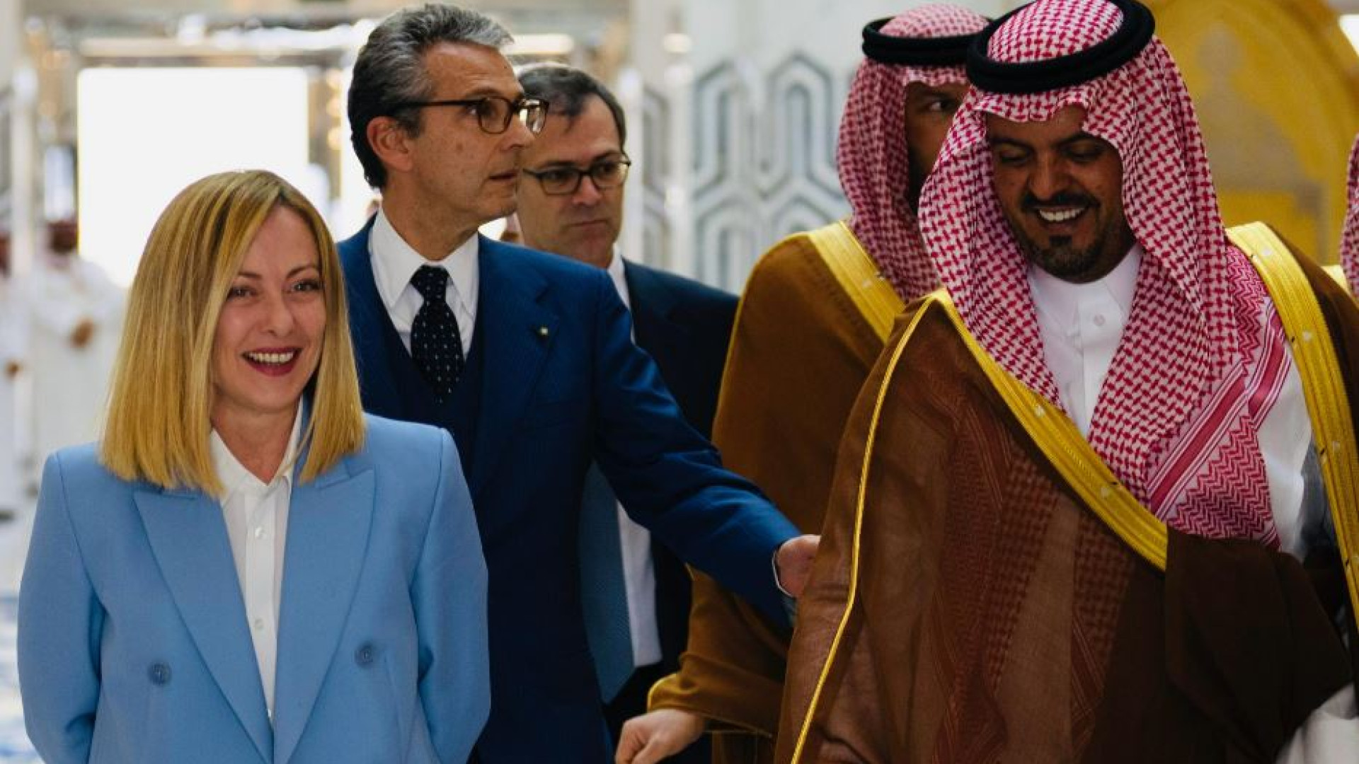 Immagine di Meloni in Arabia Saudita: «Dimissioni? Santanchè deve fare una valutazione»