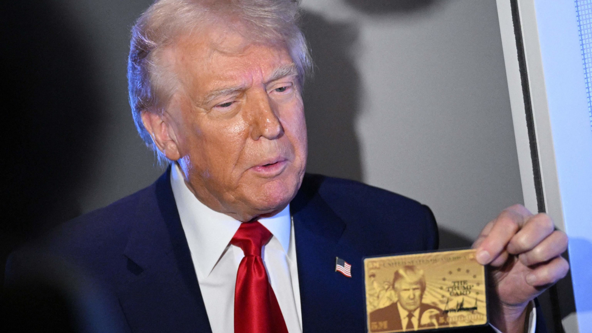 Immagine di C'è la faccia di Donald Trump sulla carta d'oro per i visti ai supericchi