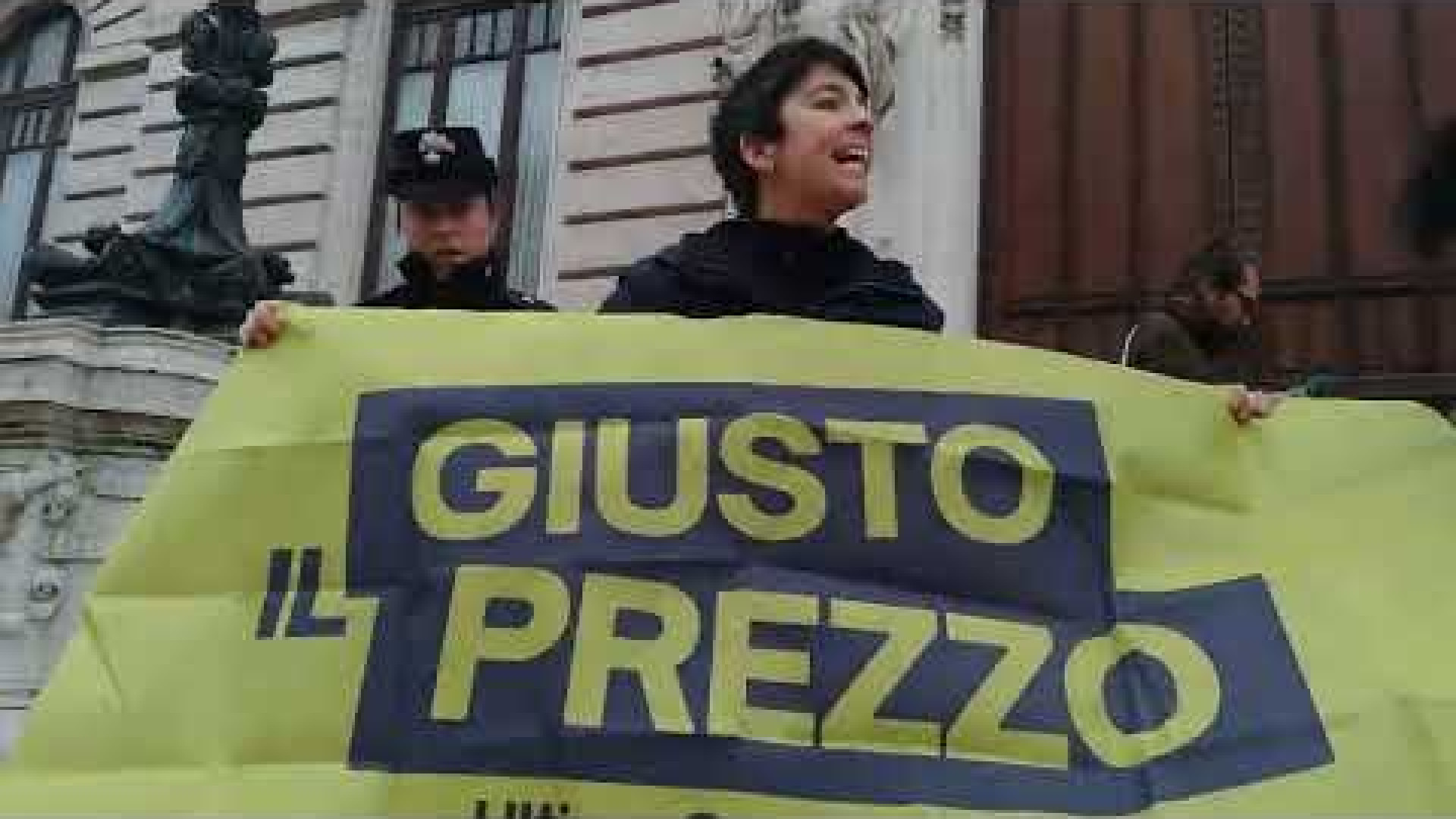 Immagine di Frutta e verdura marcia sulla scalinata di Montecitorio