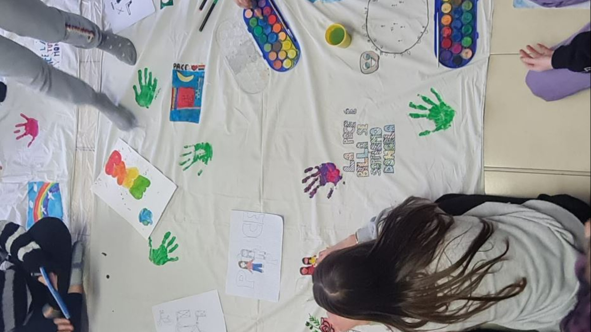 Immagine di La bandiera della pace da record realizzata da 800 bambini