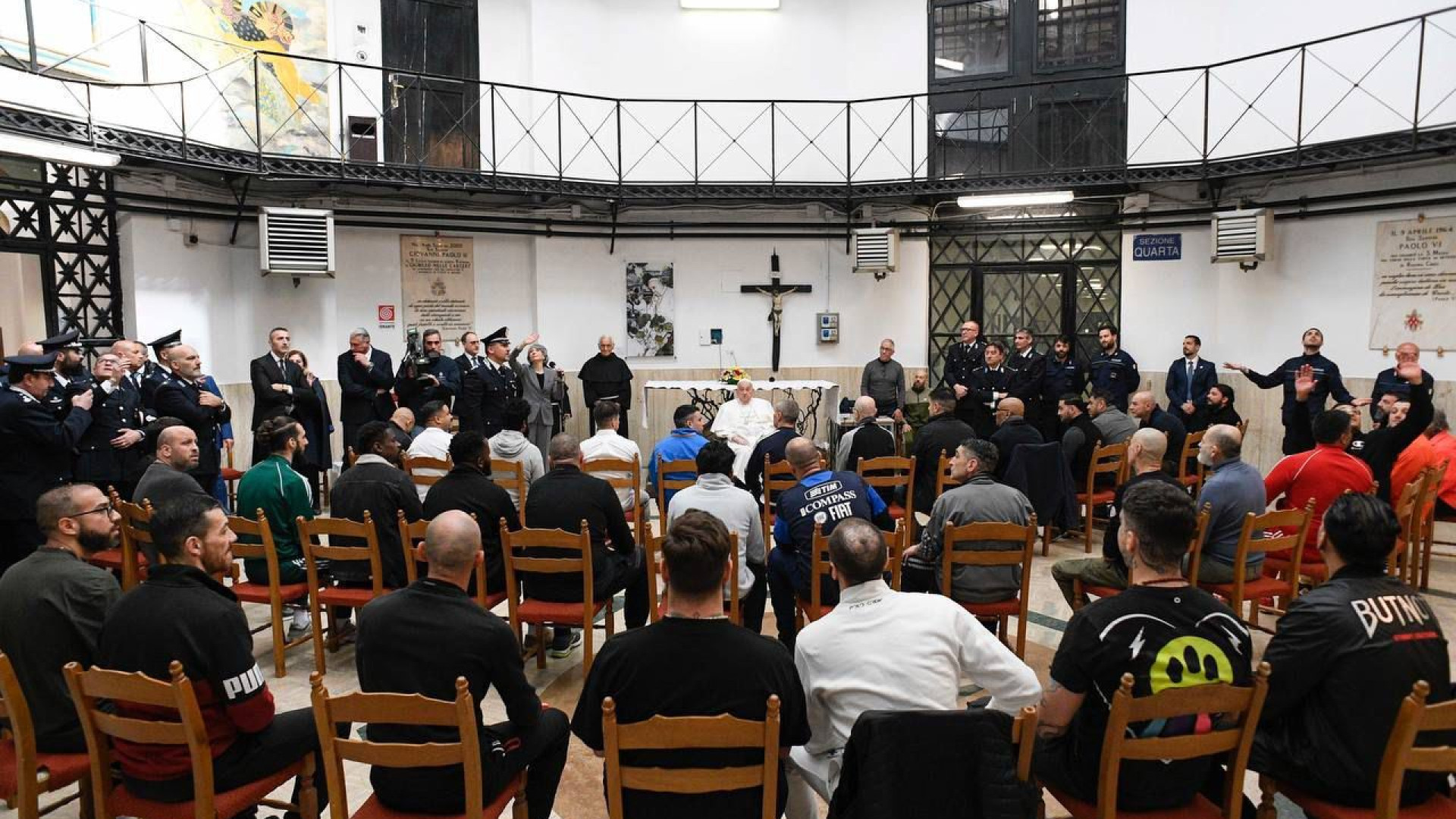 Immagine di Francesco visita Regina Coeli. «Vivrò la Pasqua come posso»