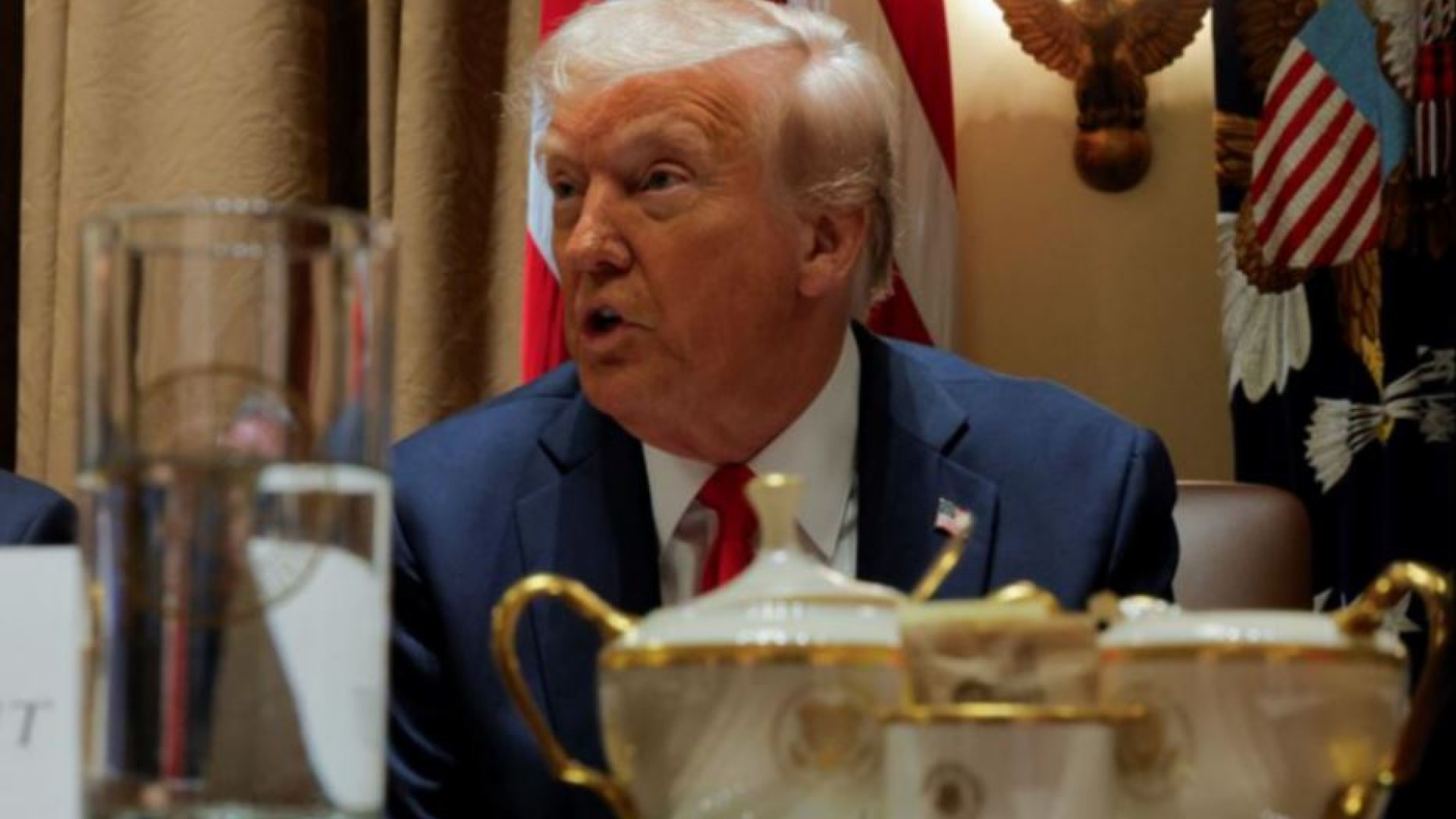 Immagine di Trump contro la Ue: «Dazi al 25%». Bruxelles annuncia una risposta ferma