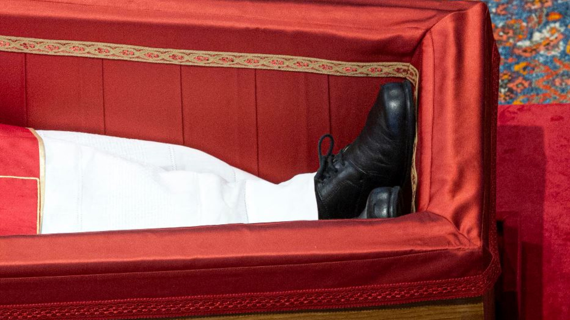 Immagine di Le scarpe indossate nella bara ci dicono tanto del Papa
