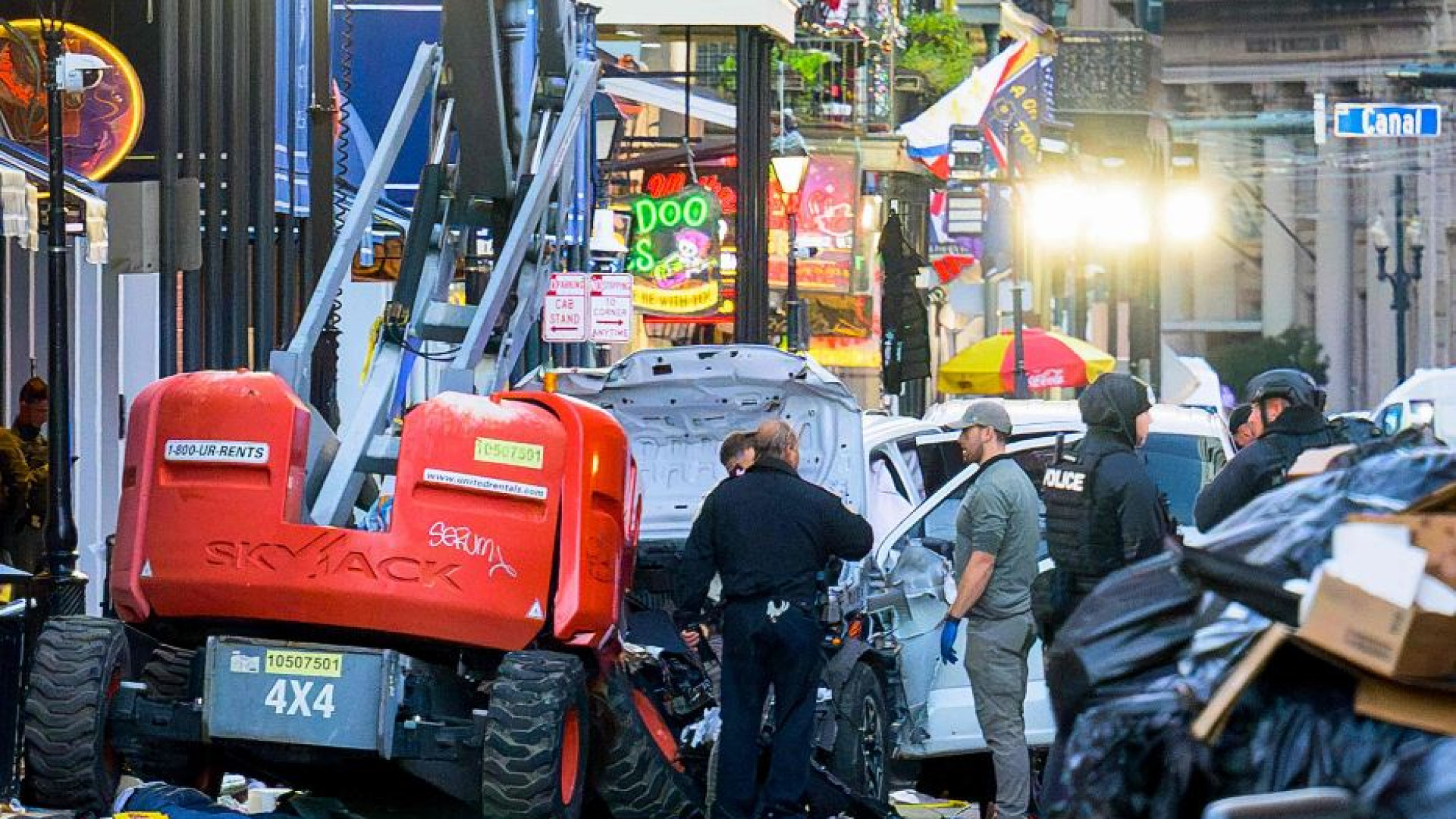 Immagine di Furgone contro la folla a New Orleans: 15 morti e 30 feriti. «È terrorismo»