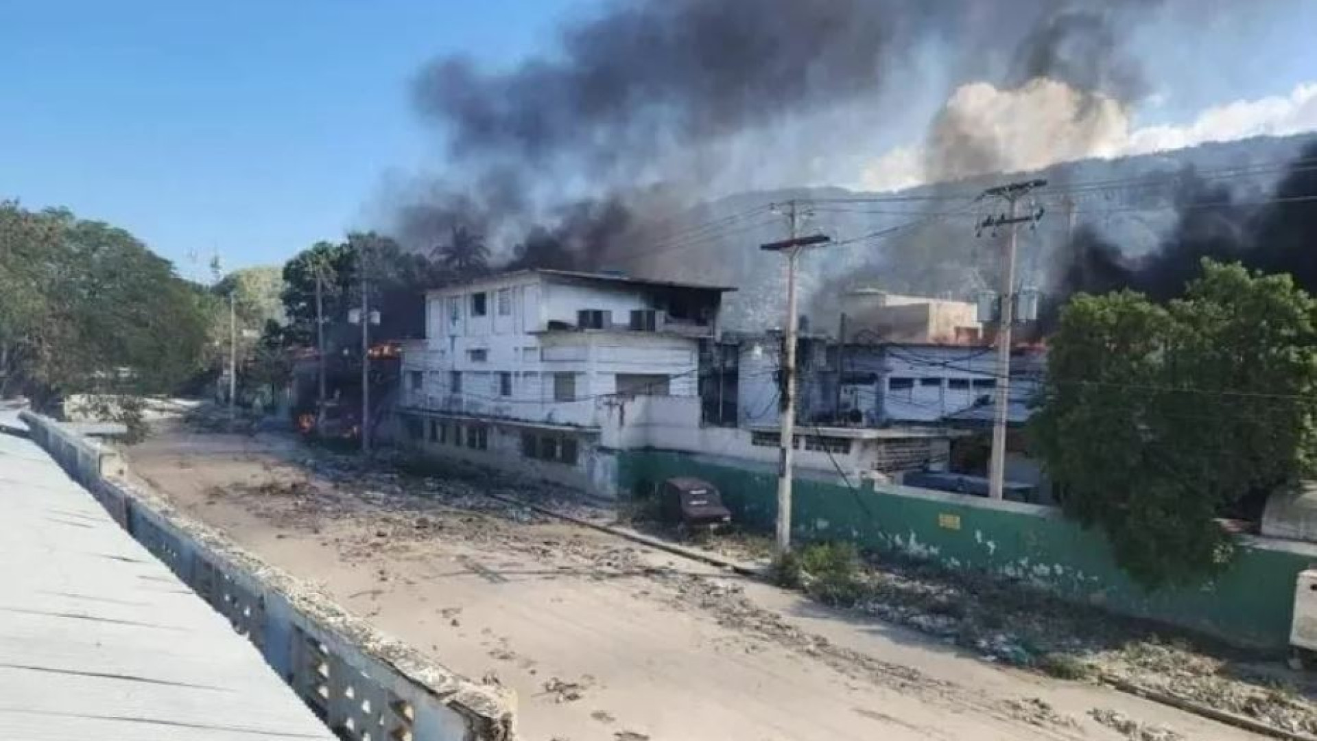Immagine di In fiamme l'ospedale di Port-au-Prince sotto accusa le gang