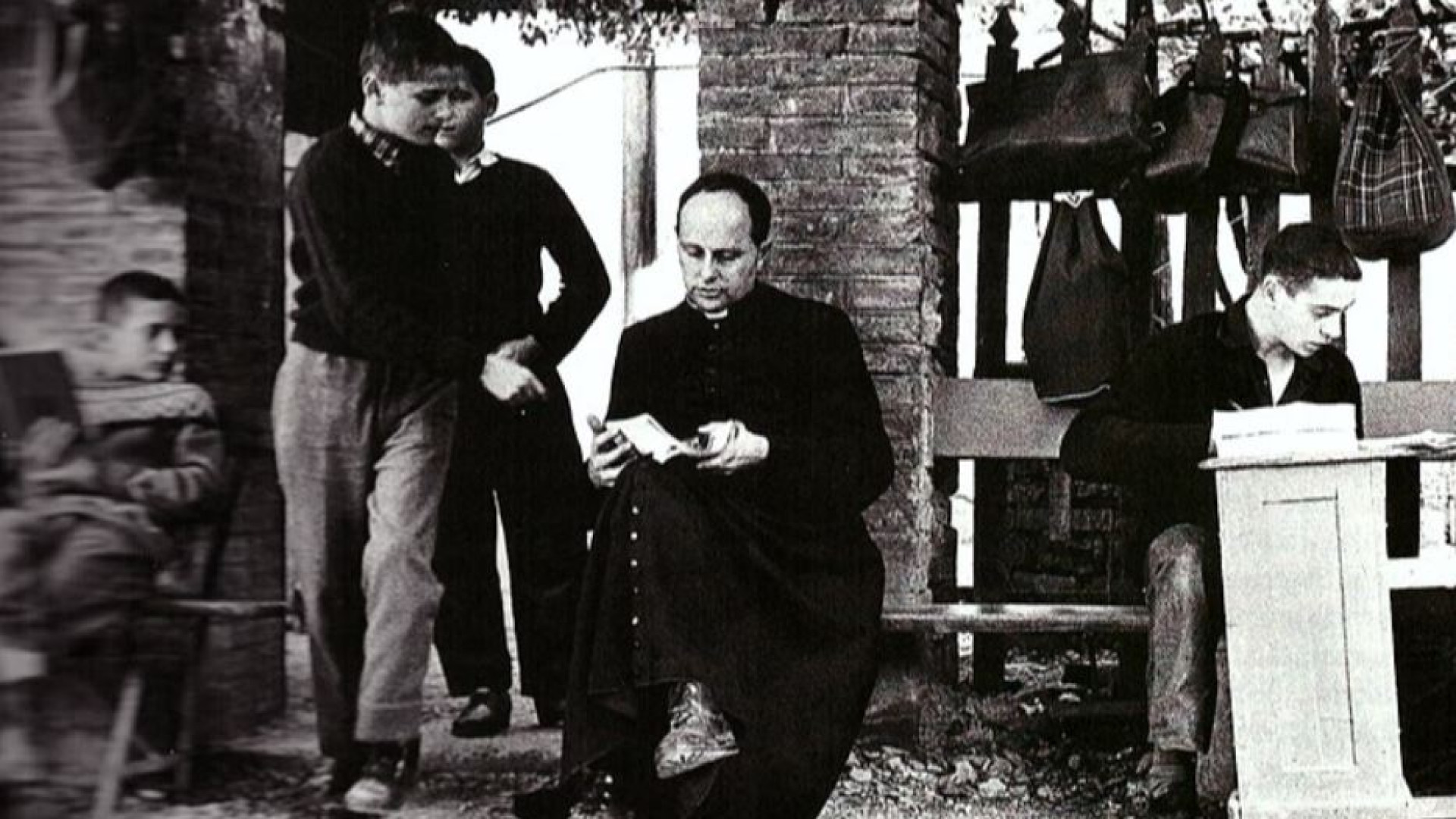 Immagine di Quando Oliviero Toscani a Barbiana immortalò la scuola di don Milani