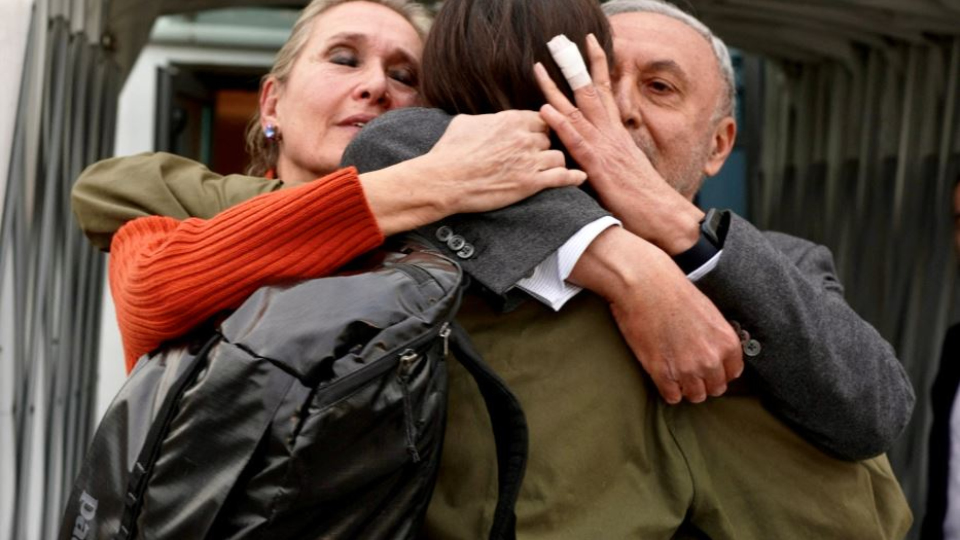Immagine di L'abbraccio con Daniele, le lacrime dei genitori: Cecilia Sala è a casa