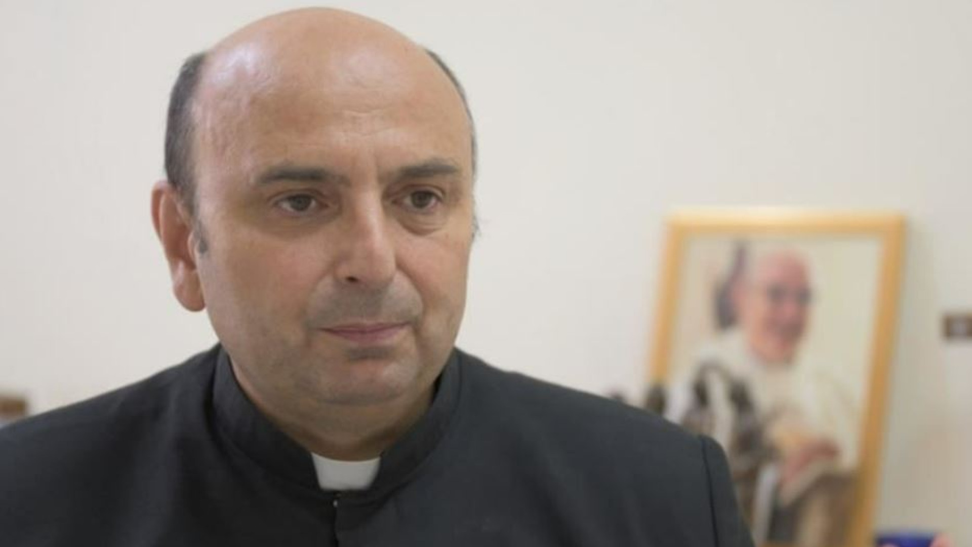 Immagine di Il parroco di Gaza: «Le bombe, un incubo per i 500 civili che ospitiamo»