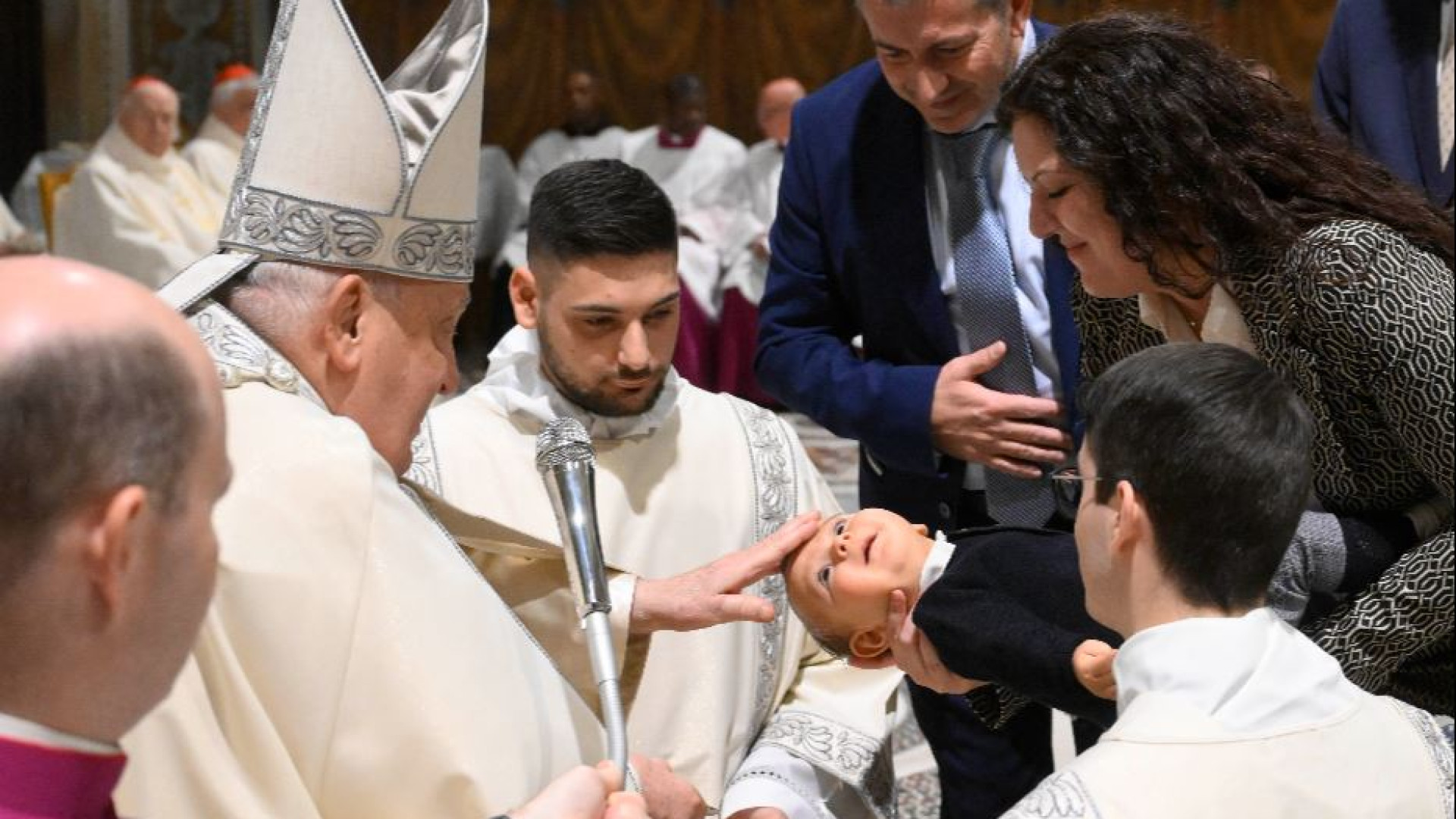 Immagine di Il Papa battezza 21 bambini e prega ancora per la pace