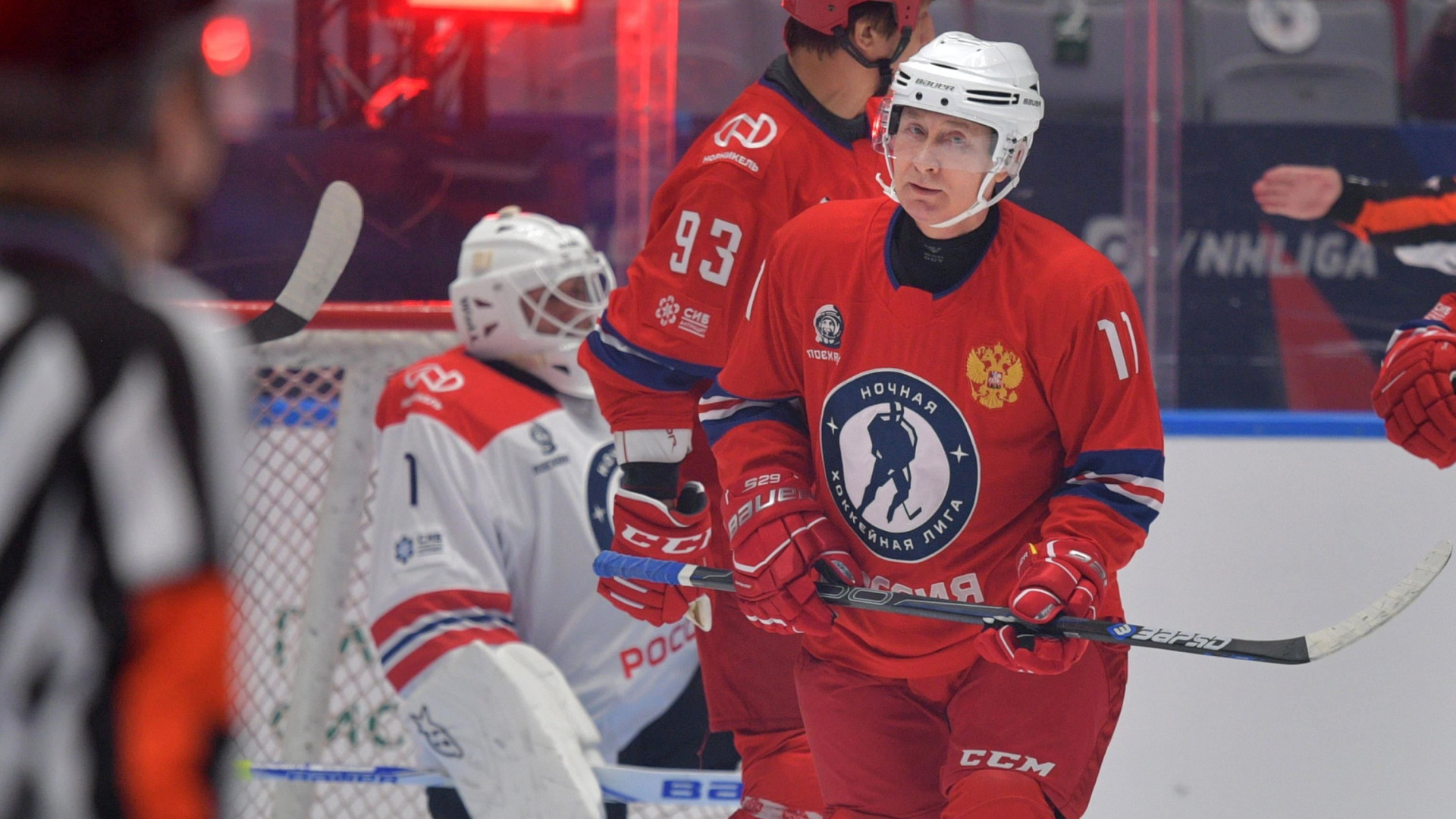 Immagine di Hockey, Putin sfida Trump sul ghiaccio