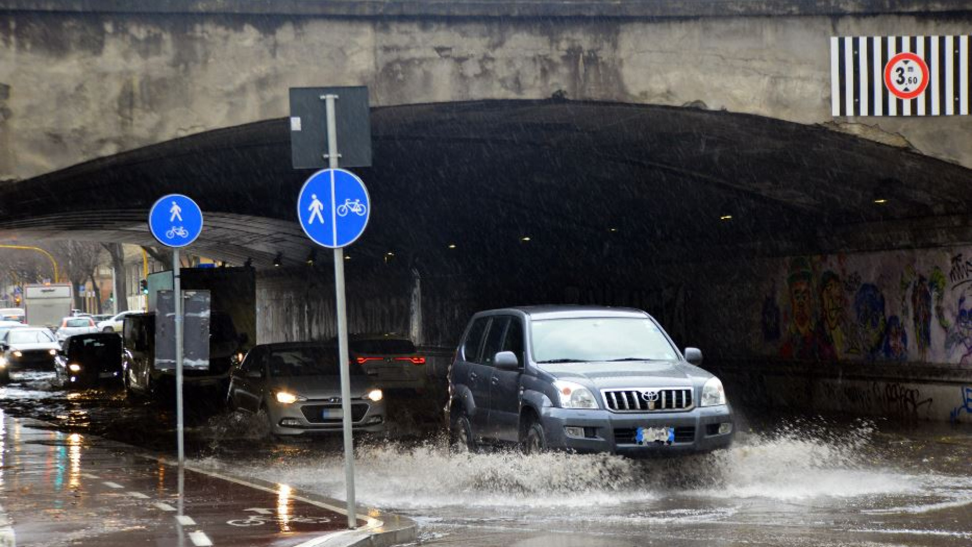 Immagine di La Liguria e Firenze sono alle prese con bombe d'acqua e allagamenti