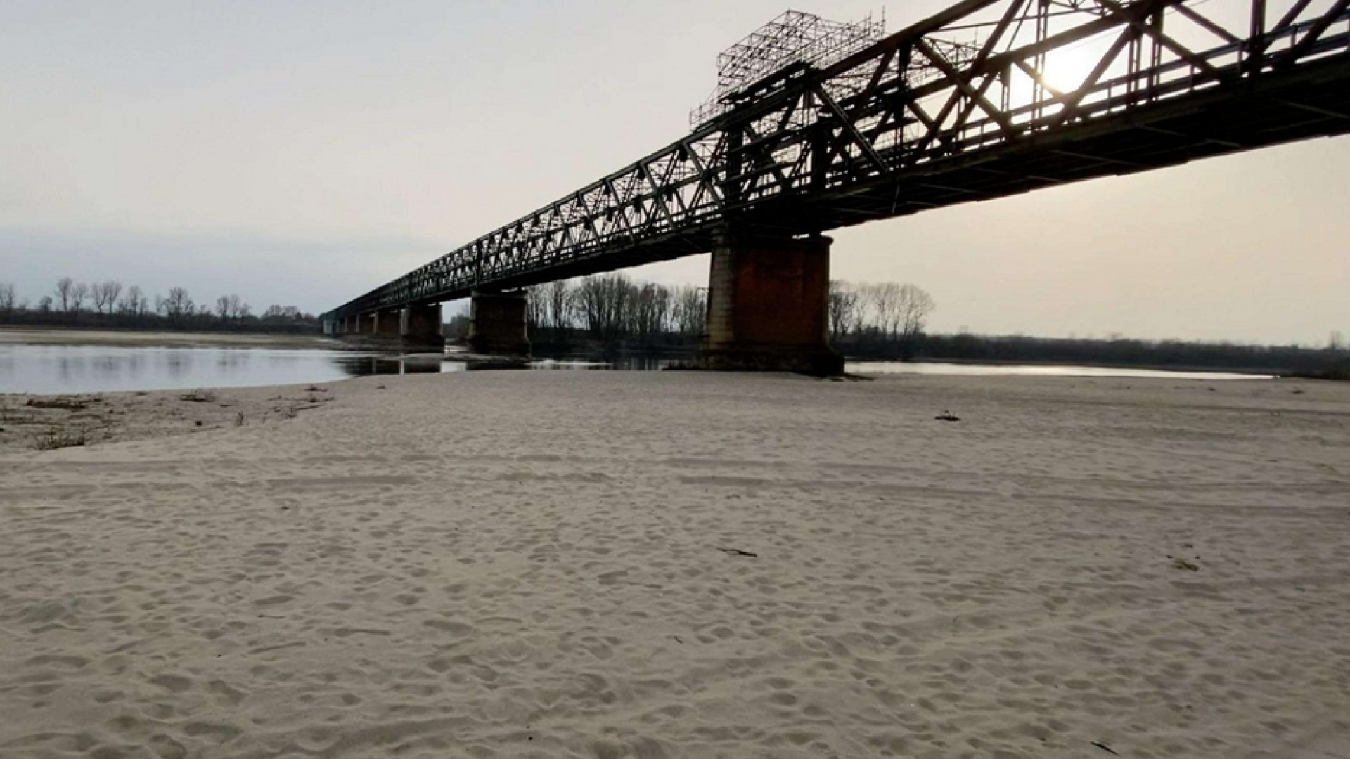 Immagine di Dove avanza il deserto in Italia. La siccità colpisce a Nord e a Sud