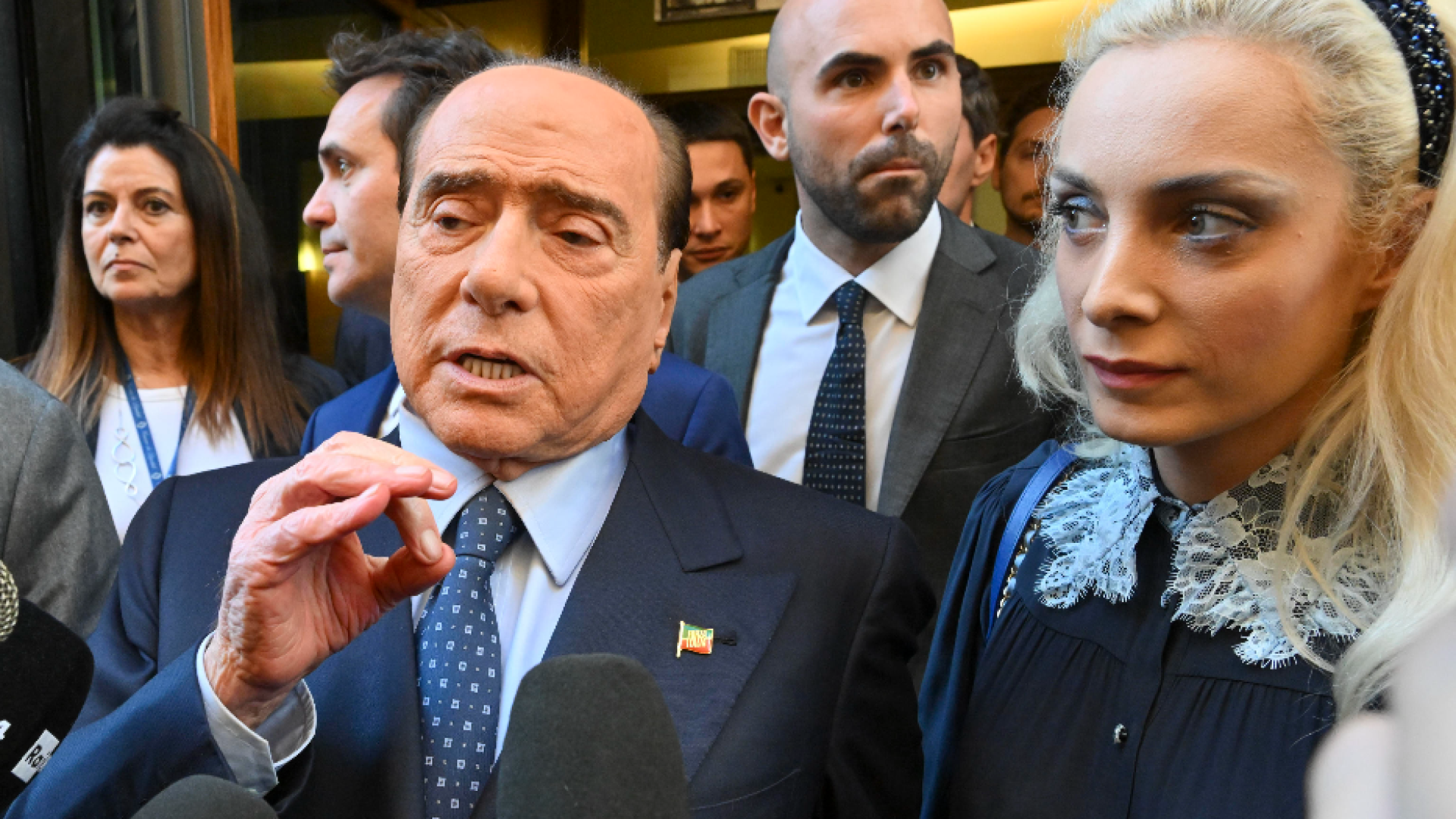 Immagine di Berlusconi: «Giustizia a Casellati, io amico di Putin». Ira di Meloni