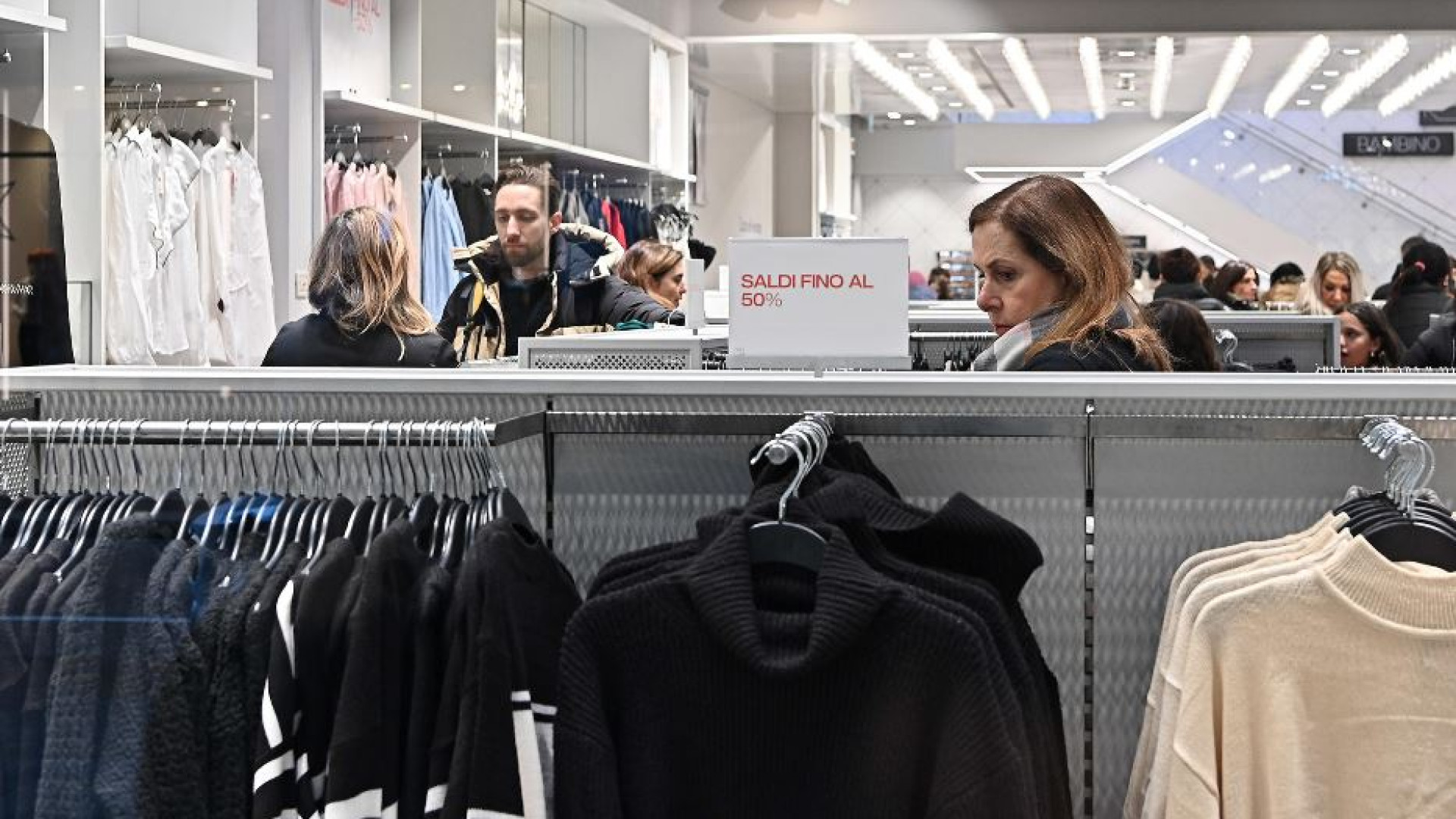 Immagine di Negozi chiusi e vertenze: è la stagione buia della moda