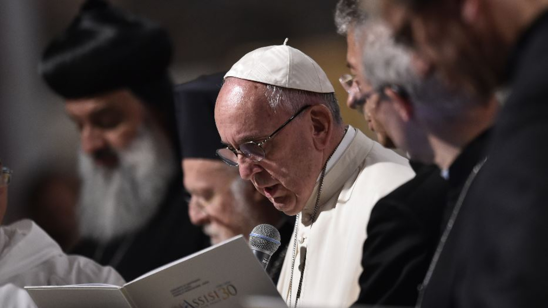 Immagine di Papa Francesco dal Gemelli: «Disarmare le parole, le menti e la Terra»