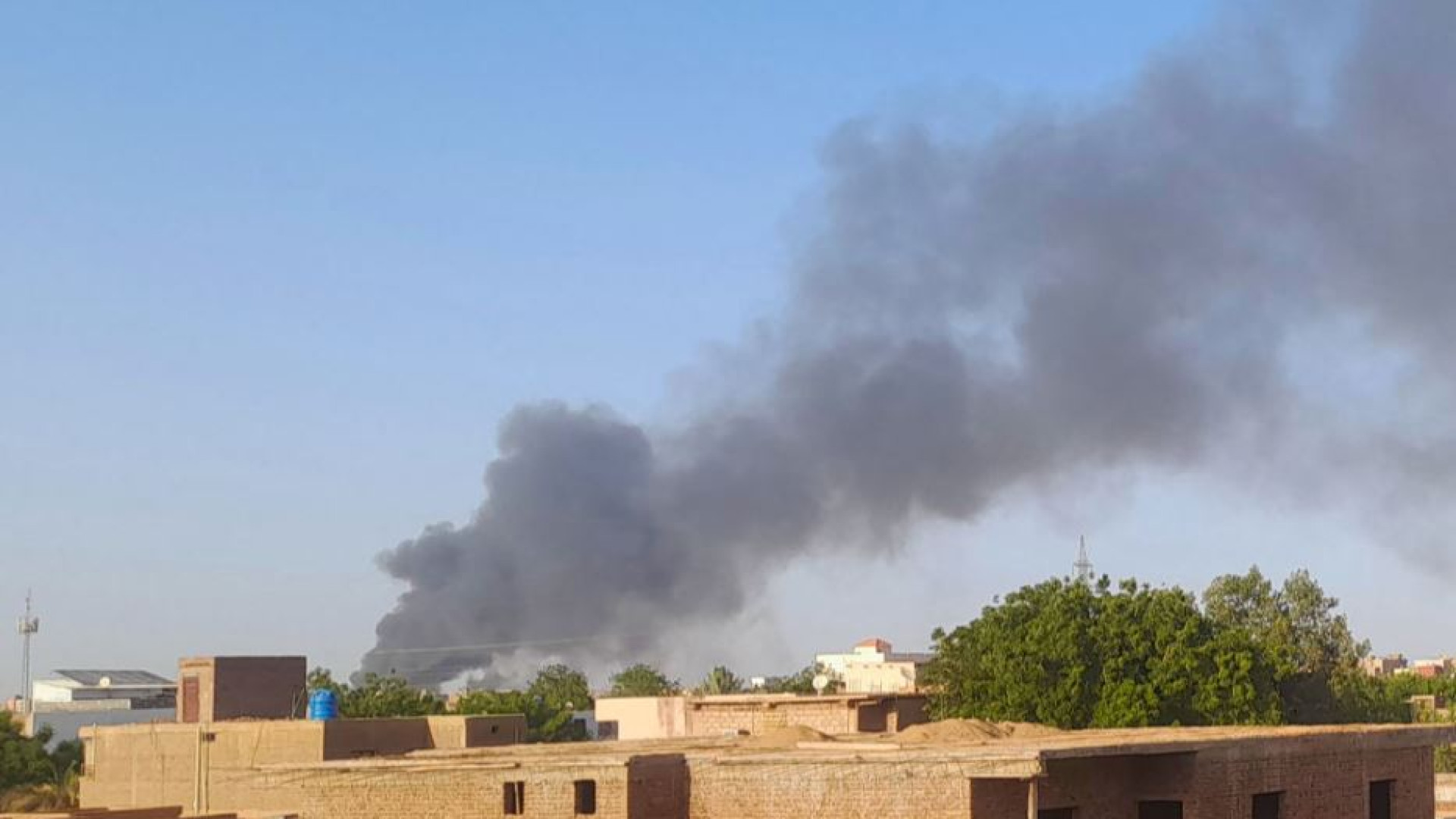 Immagine di Aereo si schianta sulle case alla periferia di Khartum: 46 i morti