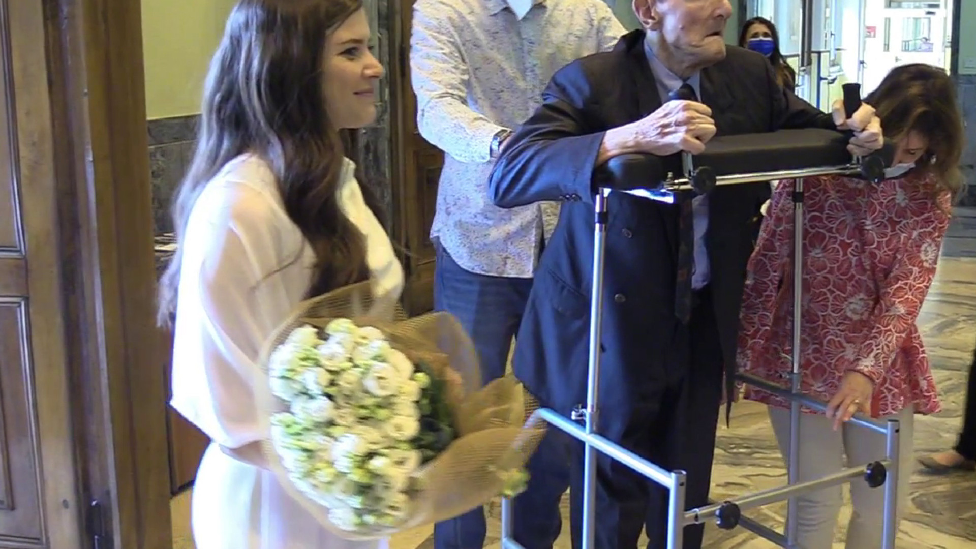 Immagine di Papà con la Sla accompagna la figlia all'altare