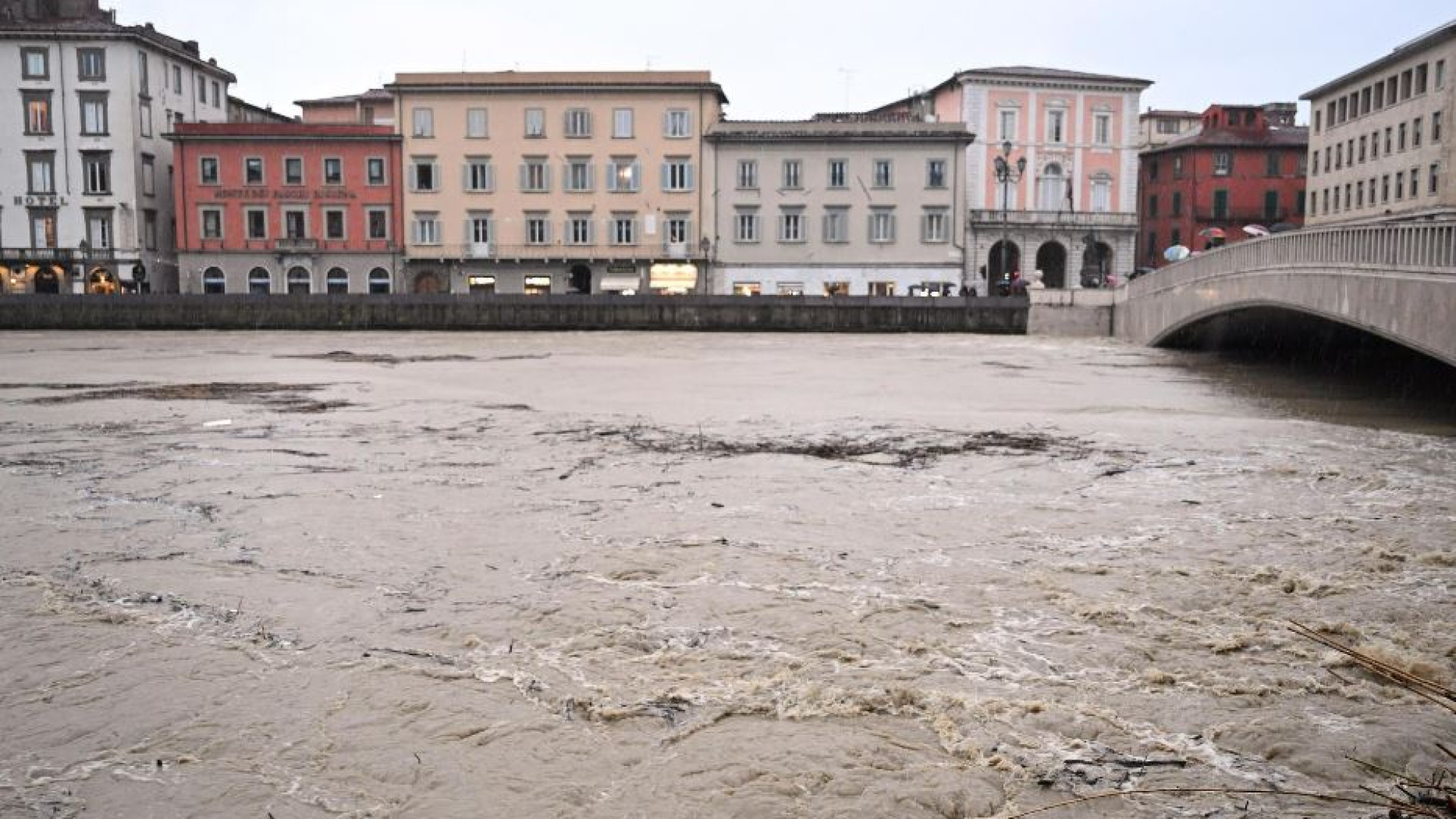 Immagine di I fiumi in Emilia Romagna e Toscana si stanno abbassando. Resta l'emergenza