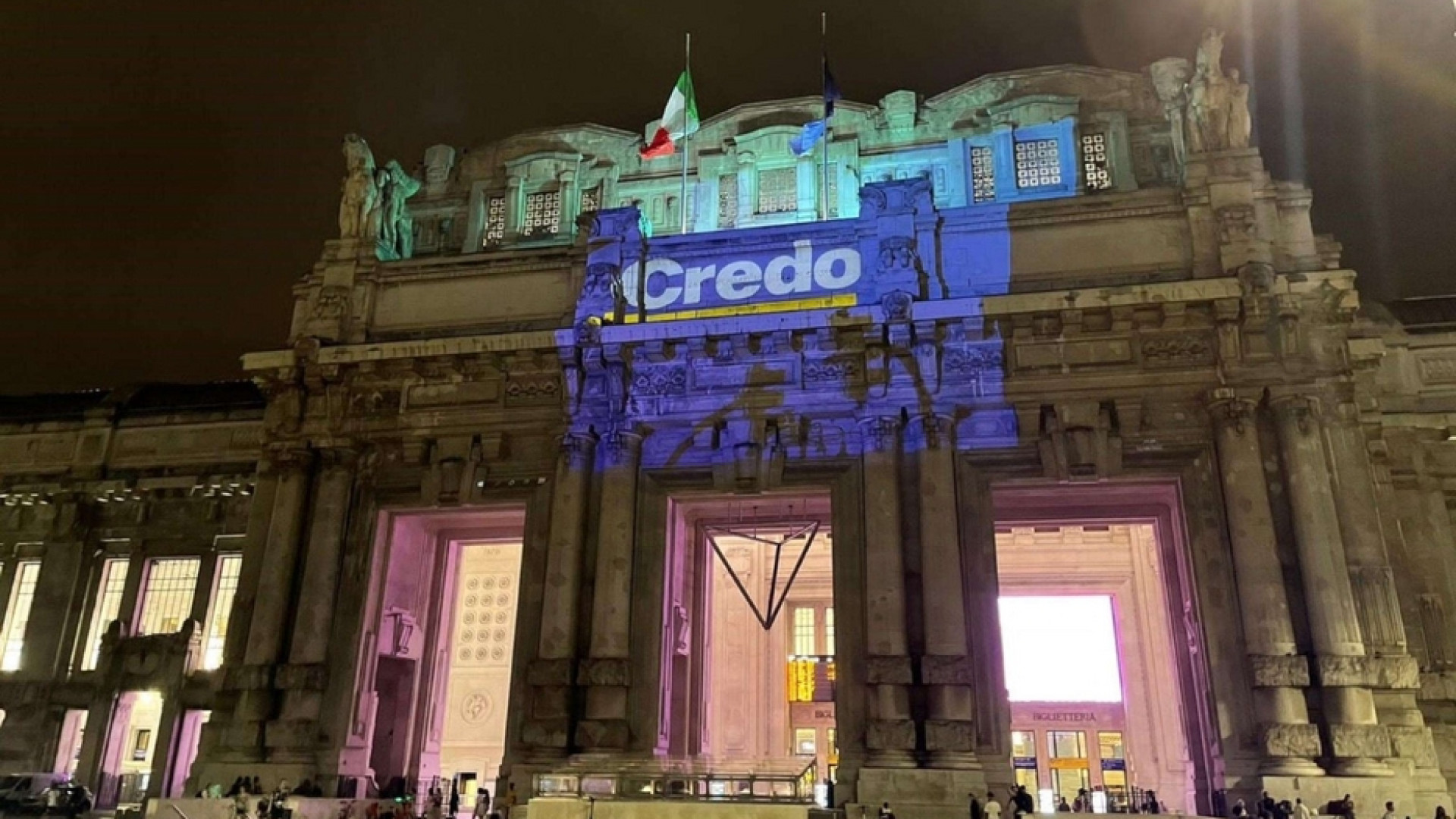 Immagine di Salvini lancia la campagna «Credo», Berlusconi: indignato per le polemiche