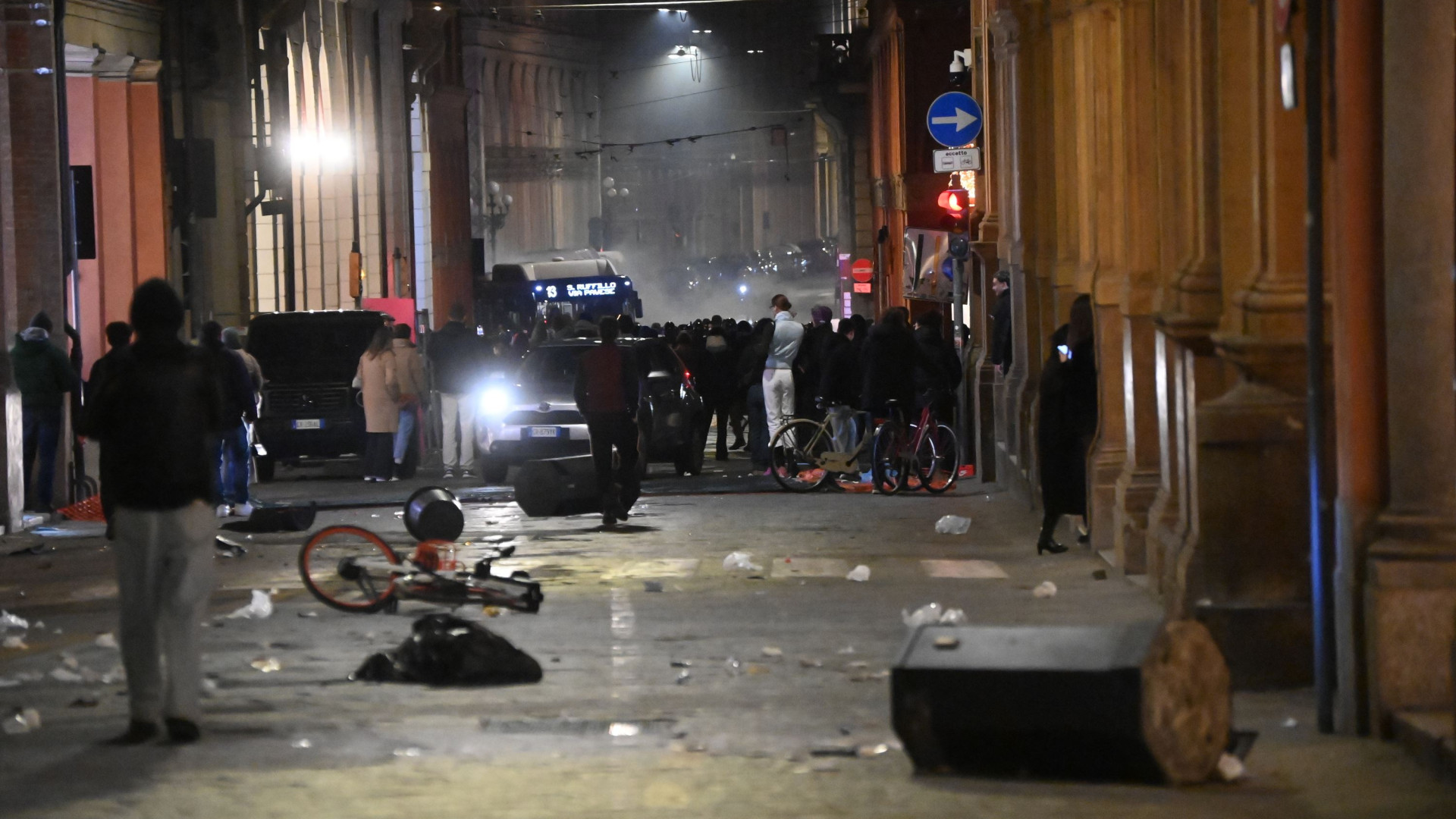 Immagine di Anarchici, centri sociali, estremisti: chi c'è dietro ai cortei violenti