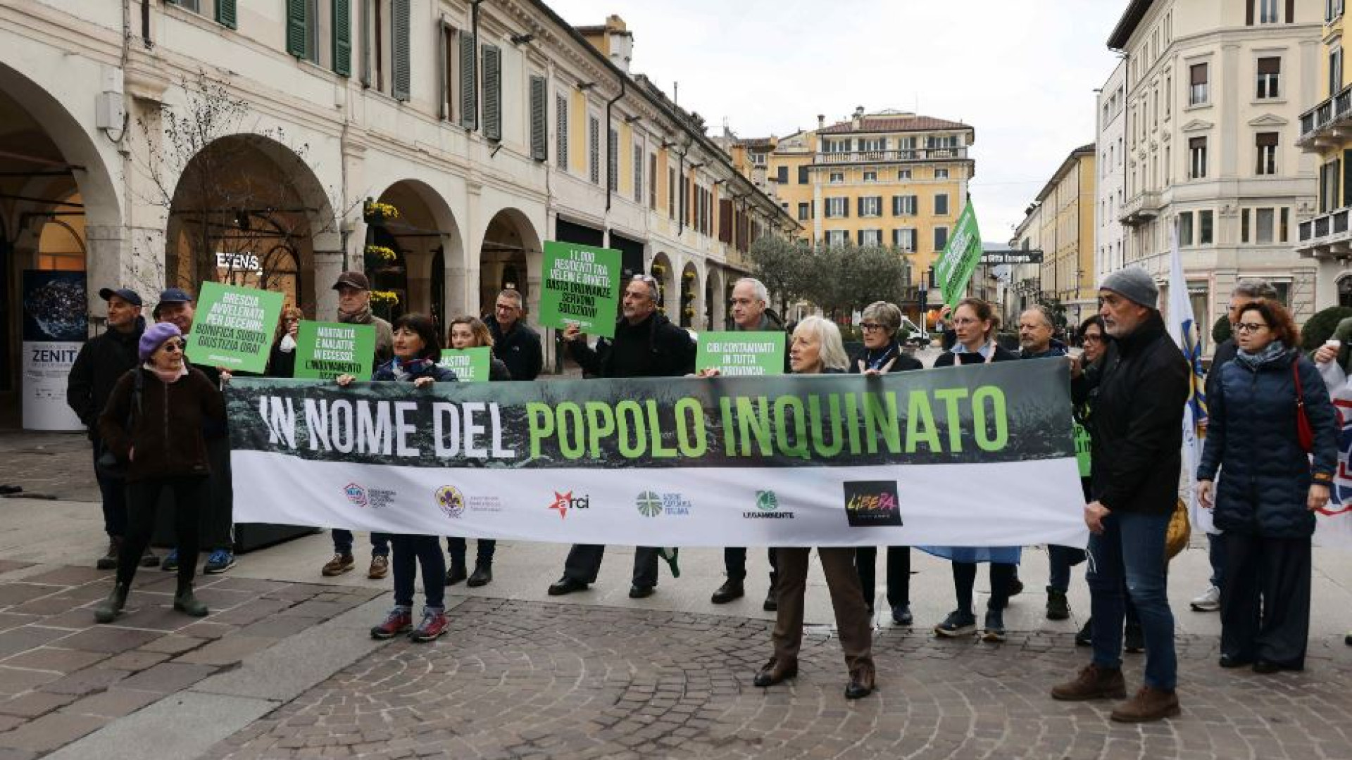 Immagine di A Brescia un flash mob per chiedere chiarezza sul sito inquinato
