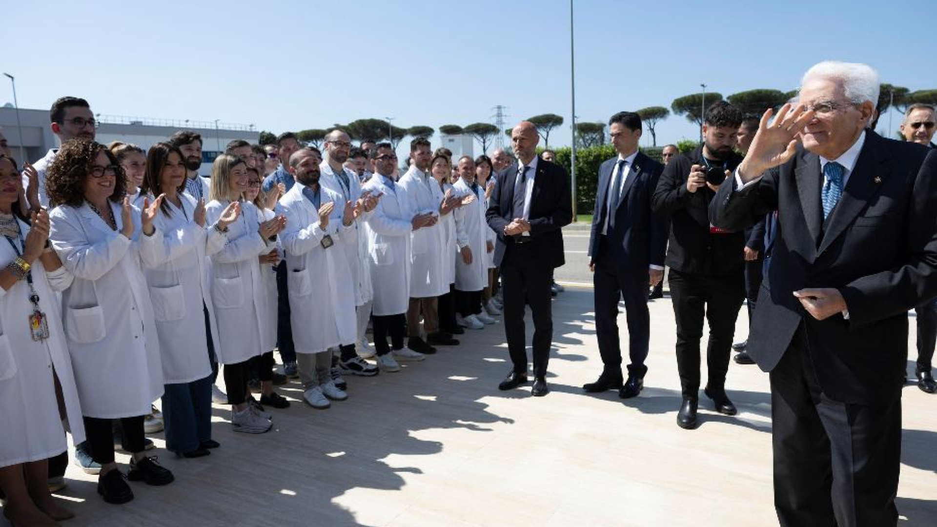 Immagine di Mattarella: «Intollerabili i morti. Equità per i salari dei migranti»