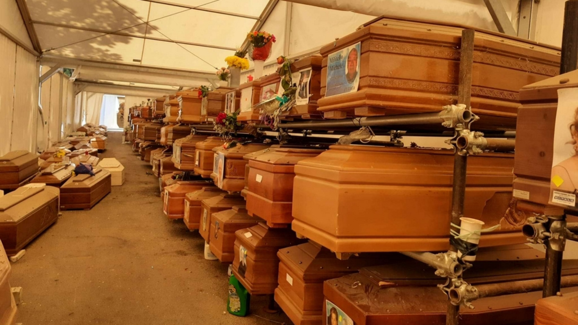 Immagine di Bare accatastate e tombe divelte. Non c'è pace neppure al cimitero