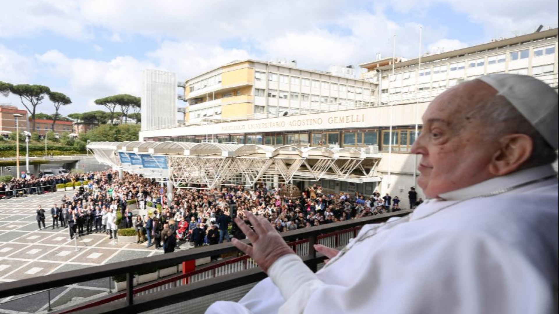 Immagine di Il ricovero del Papa "superstar" nei Tg e Gr italiani