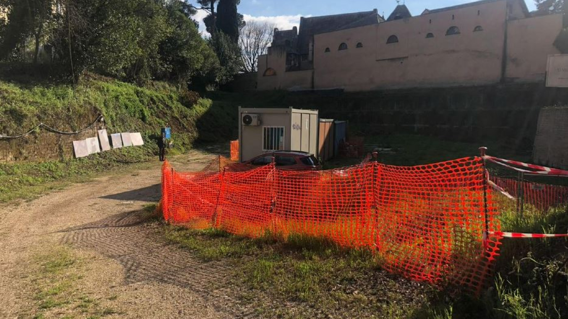 Immagine di Scritte anti Israele (subito cancellate) nel cantiere del museo della Shoah