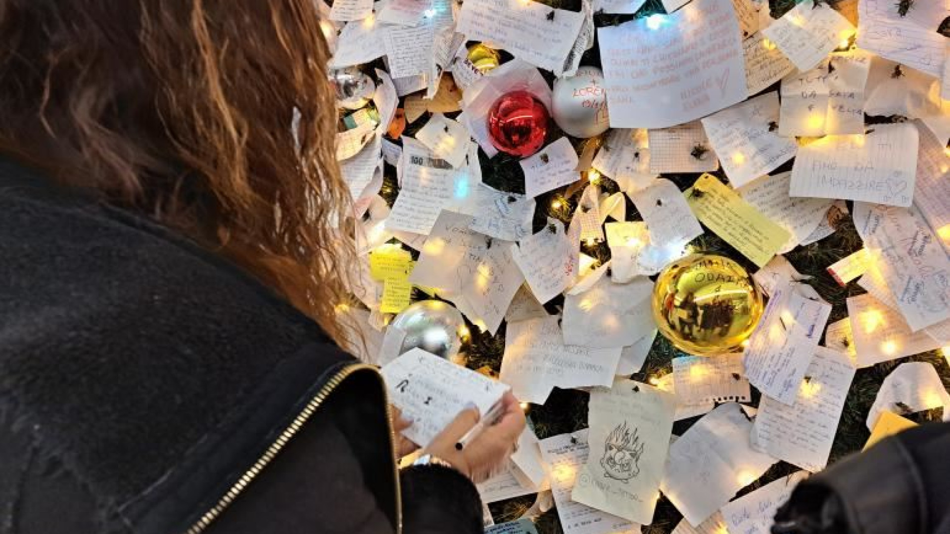 Immagine di Pace, famiglia e un po’ d’ironia. Biglietti natalizi a Roma Termini