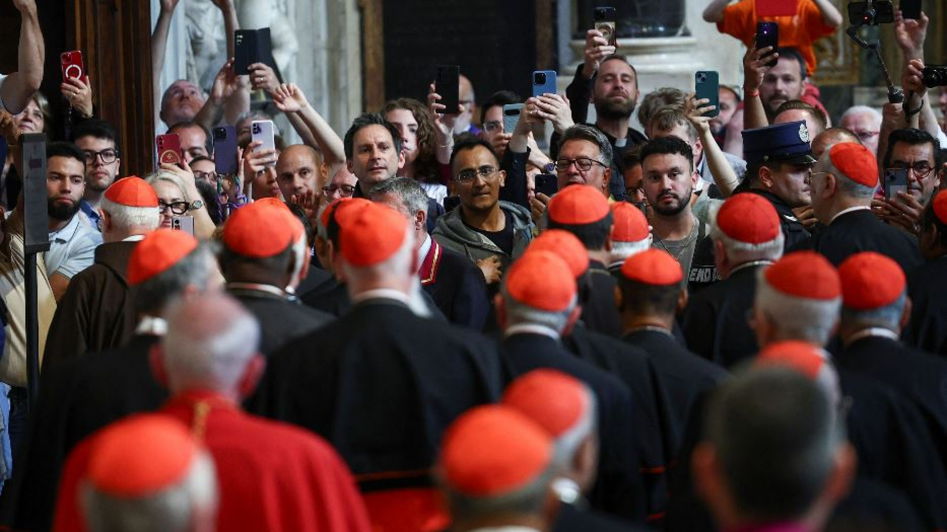Immagine di I cardinali, acclamati dalla folla, in preghiera sulla tomba di Francesco