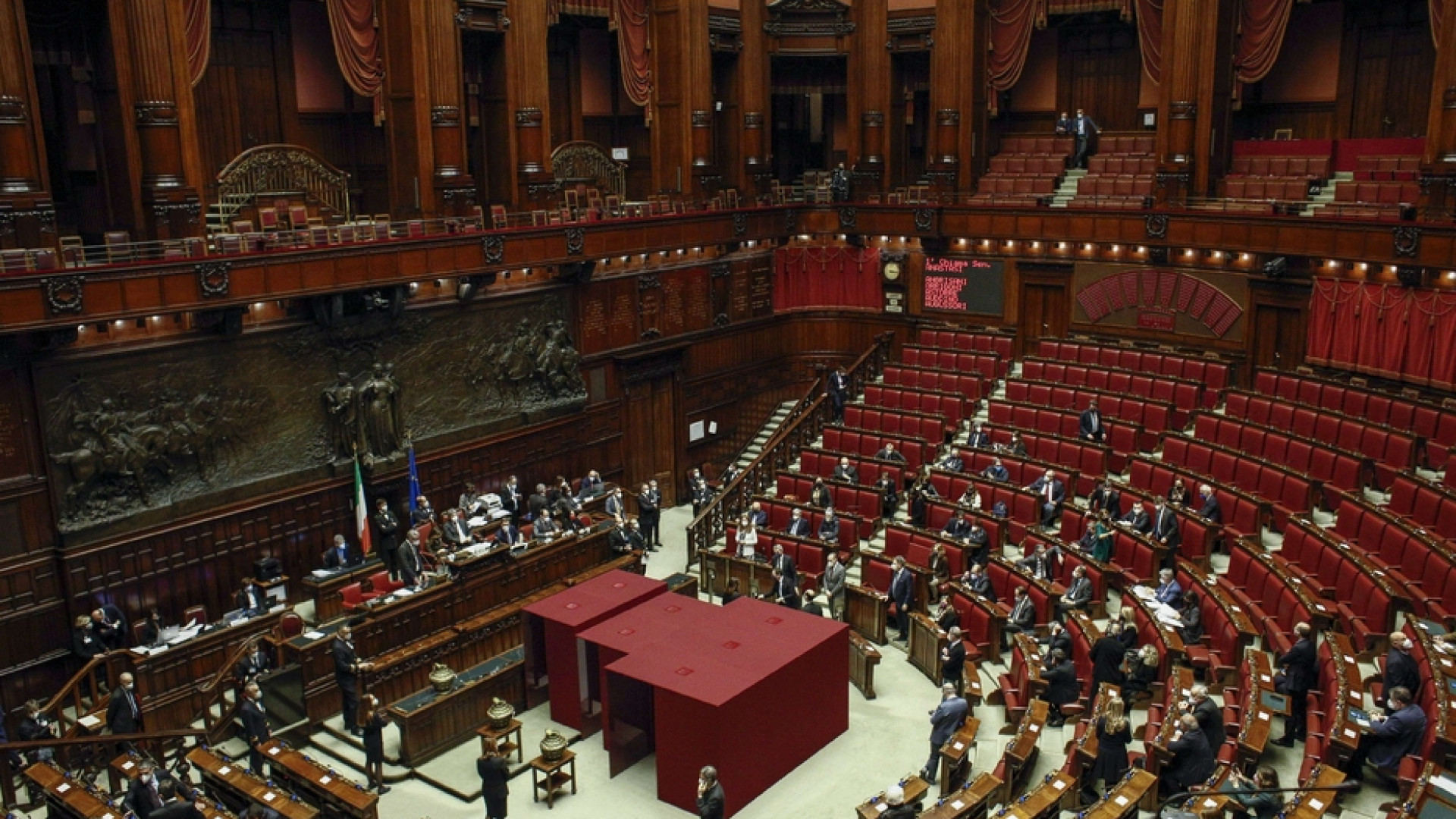 Immagine di Finito lo spoglio, fumata nera. I partiti votano scheda bianca