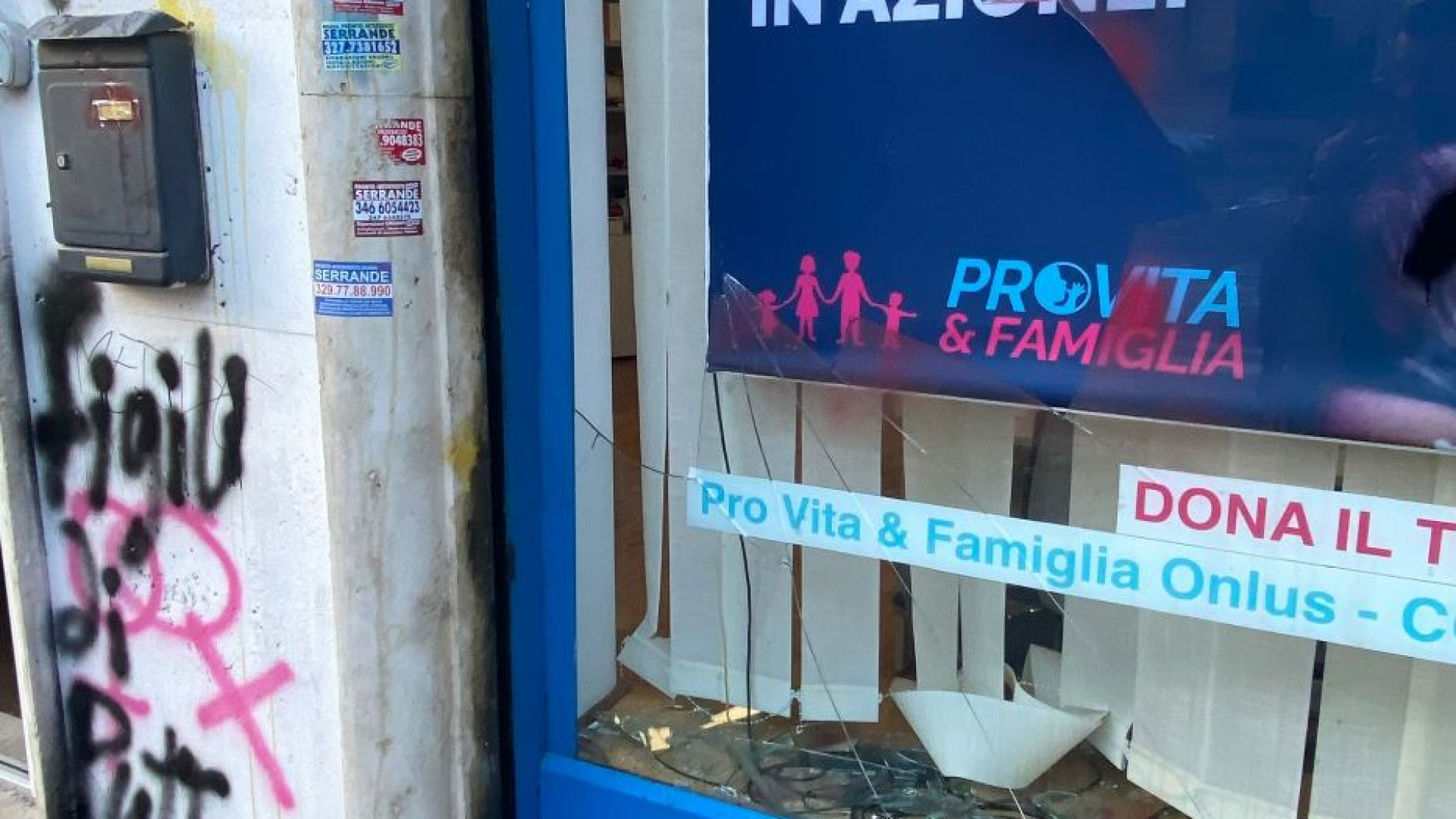 Immagine di Una molotov nella sede di “Pro Vita & Famiglia”. La condanna di Meloni