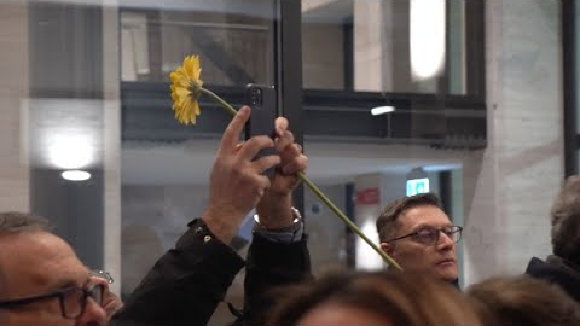 Immagine di Tanti fiori per Modesta, l'anziana clochard morta nell'indifferenza