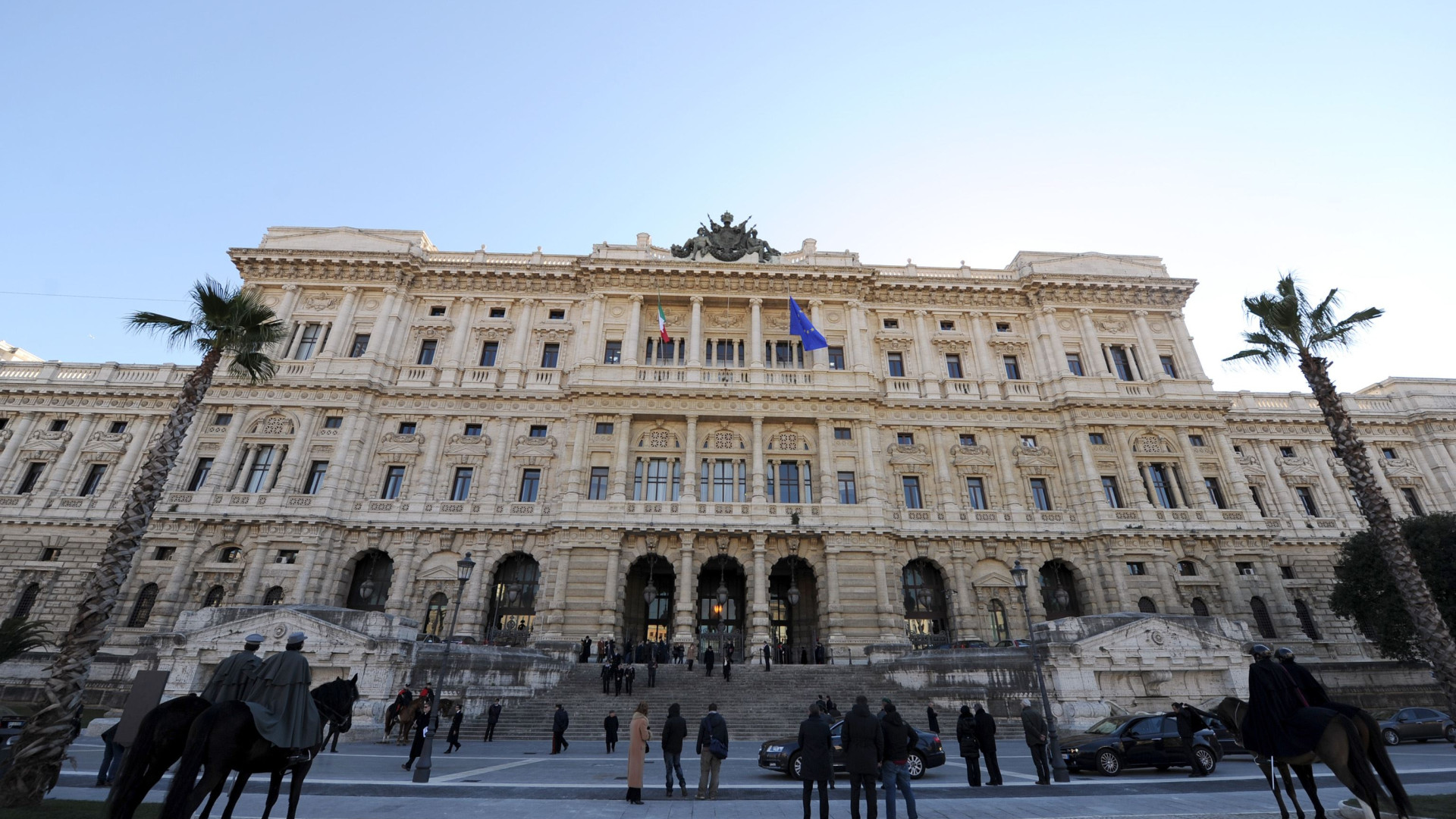 Immagine di La Cassazione cancella i termini “padre” e “madre” dai documenti dei minori