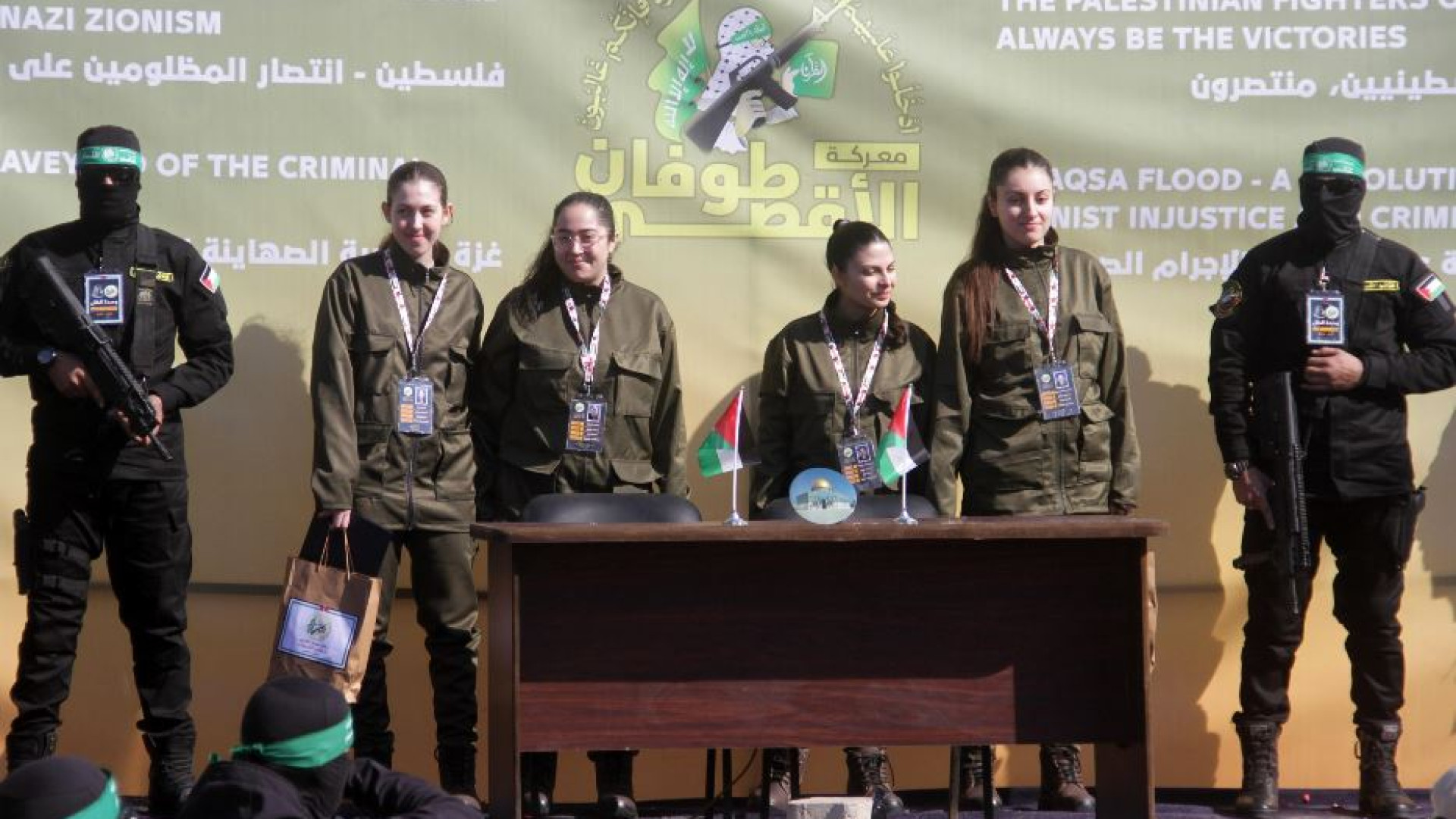 Immagine di Le soldate liberate ed esposte come trofei: l'ultima beffa di Hamas