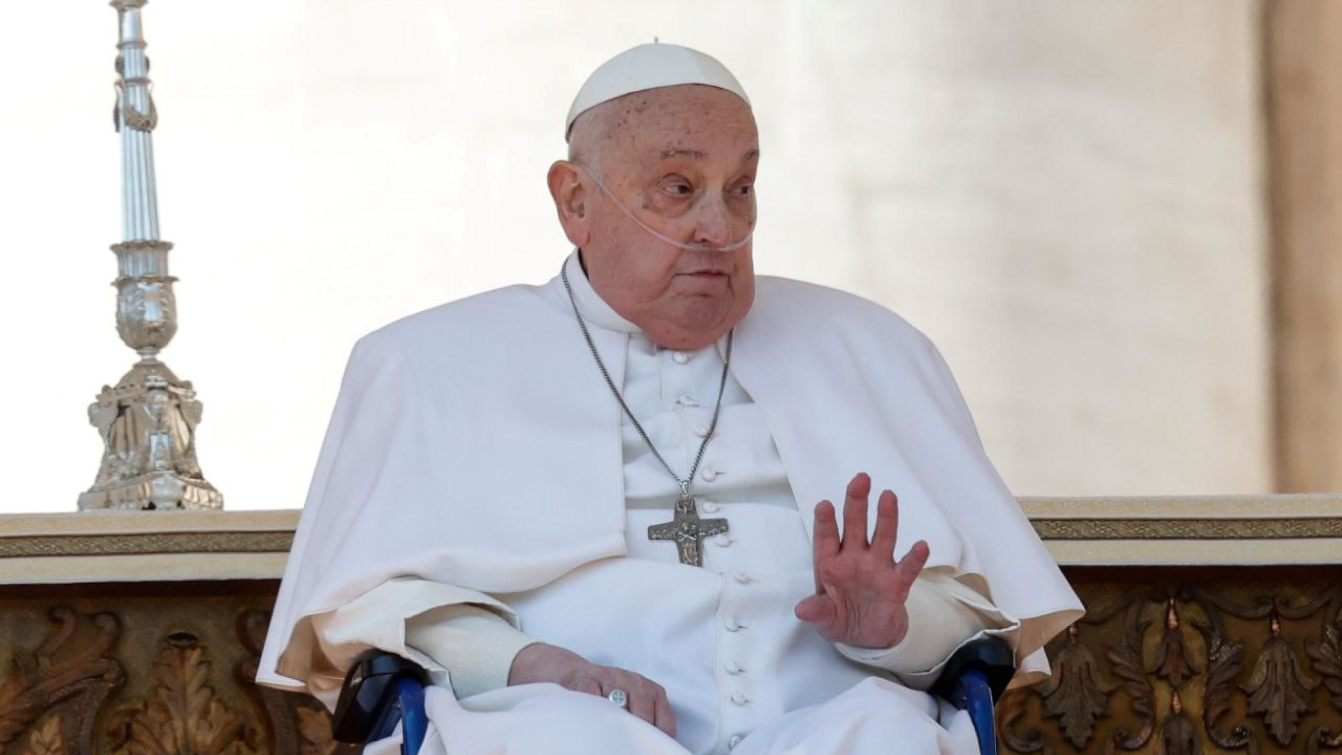 Immagine di Il Papa a sorpresa in piazza san Pietro. Benedice e augura «Buona domenica»