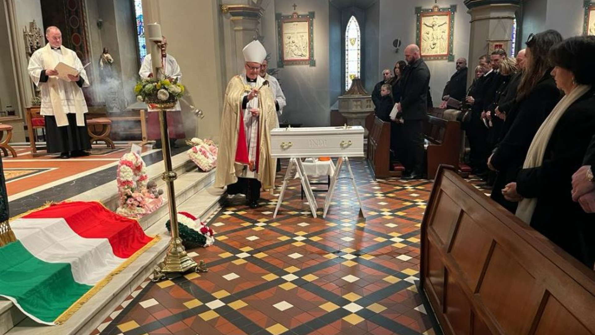 Immagine di La bandiera dell'Italia ai funerali della piccola Indi