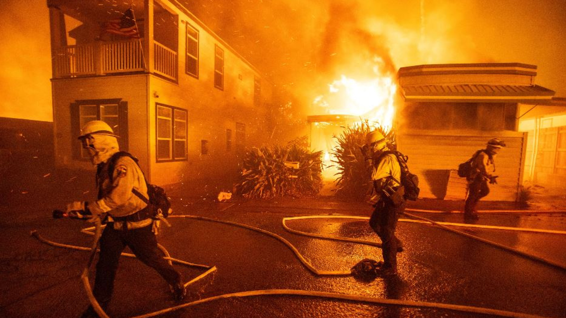Immagine di Maxi incendio a Los Angeles, 40mila evacuati. «Non si riesce a domarlo»