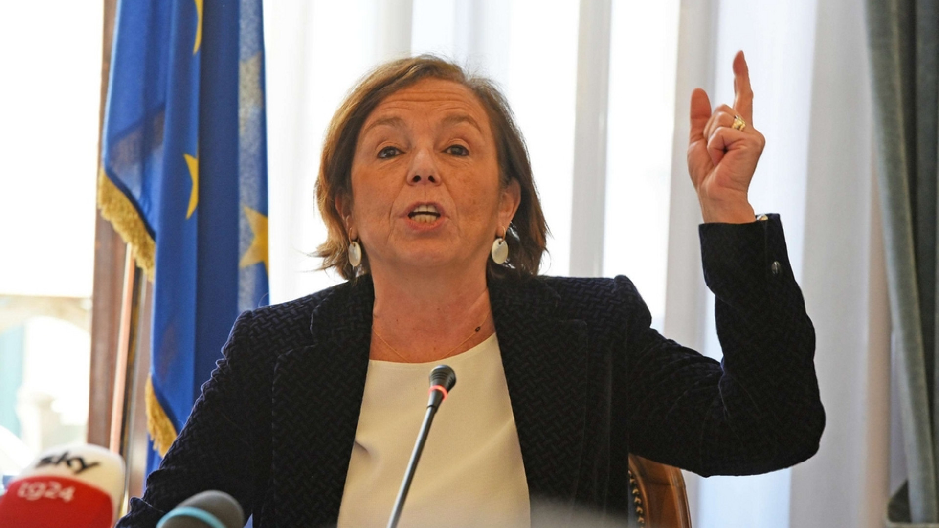 Immagine di Lamorgese a Foggia: «Più agenti, lo Stato c'è. Denunciate»