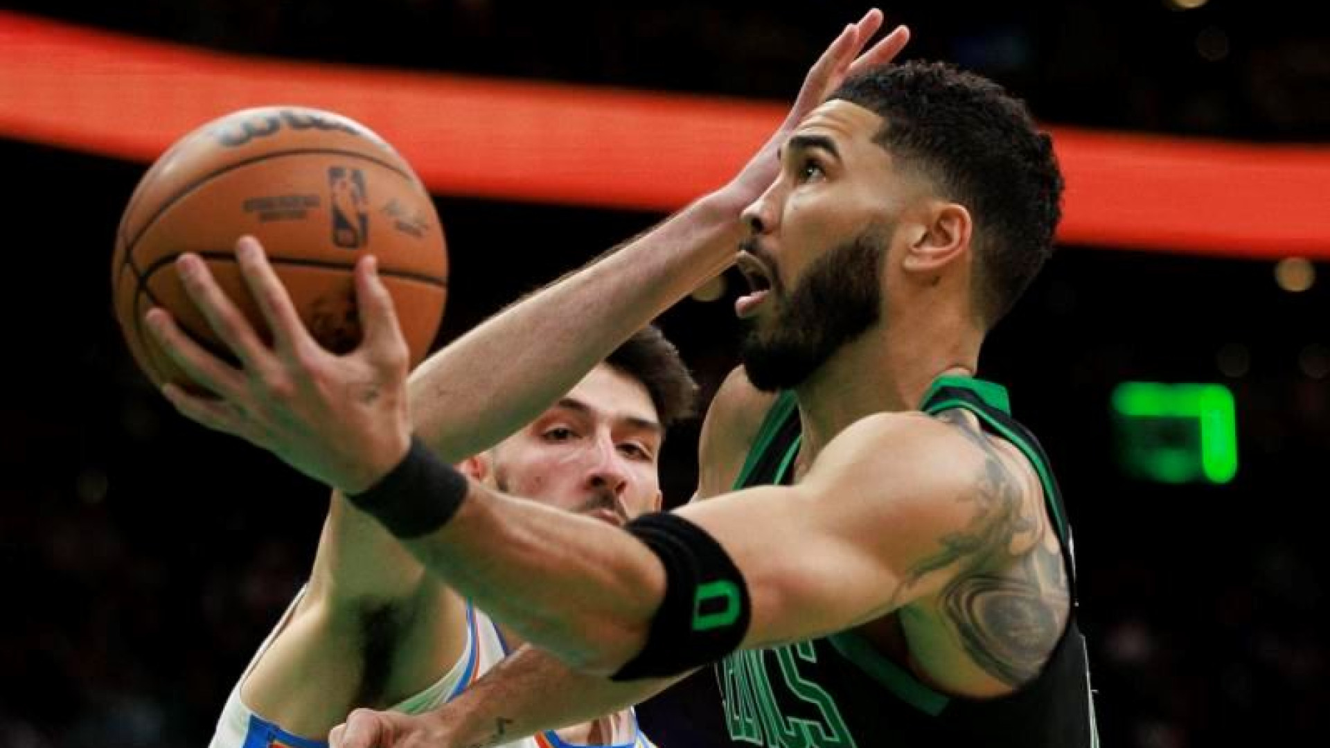 Immagine di Segno della croce, salmi, preghiere: i fuoriclasse dell'anima giocano a basket