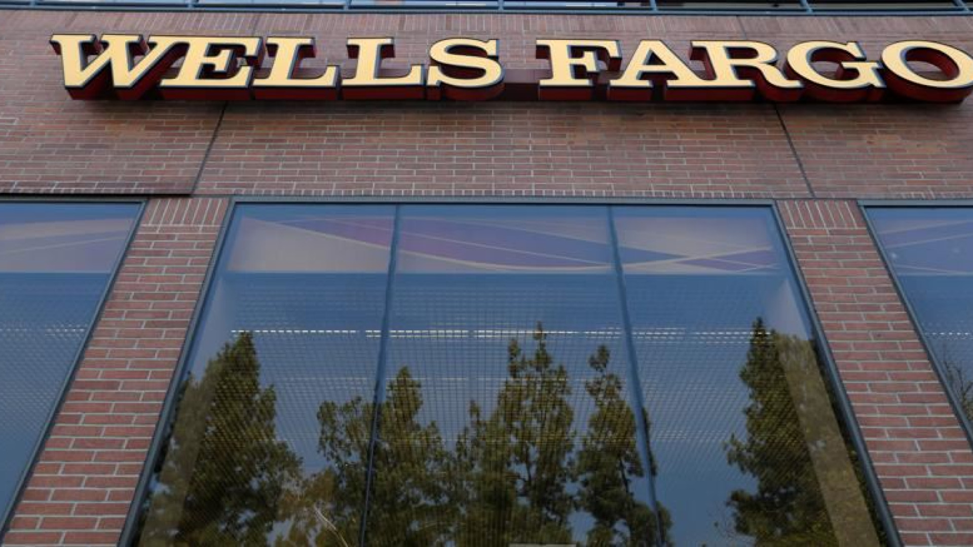 Immagine di Simulavano di lavorare da casa: la banca Wells Fargo li licenzia