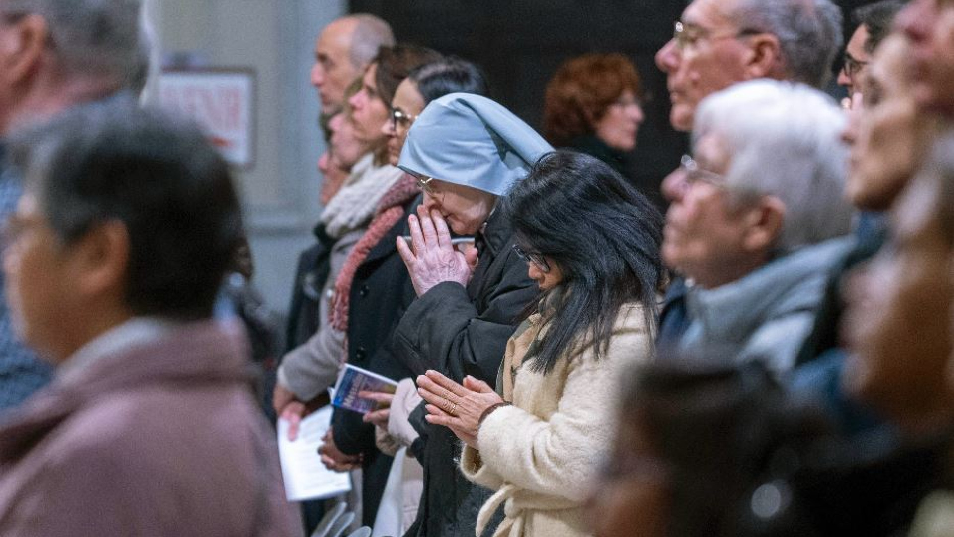 Immagine di Le preghiere di Zuppi e Reina danno voce all'Italia: il Papa guarisca presto