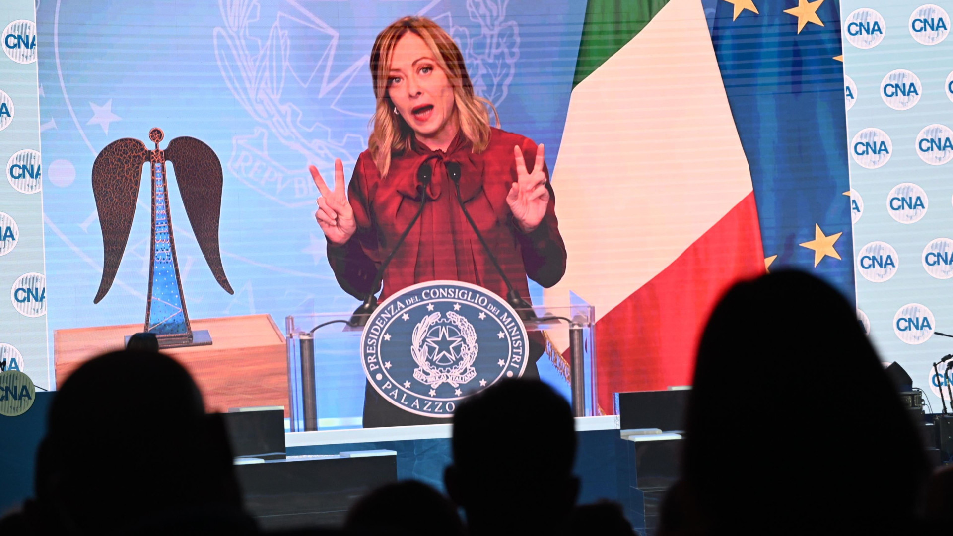 Immagine di Meloni pronta al referendum. E boccia il salario minimo