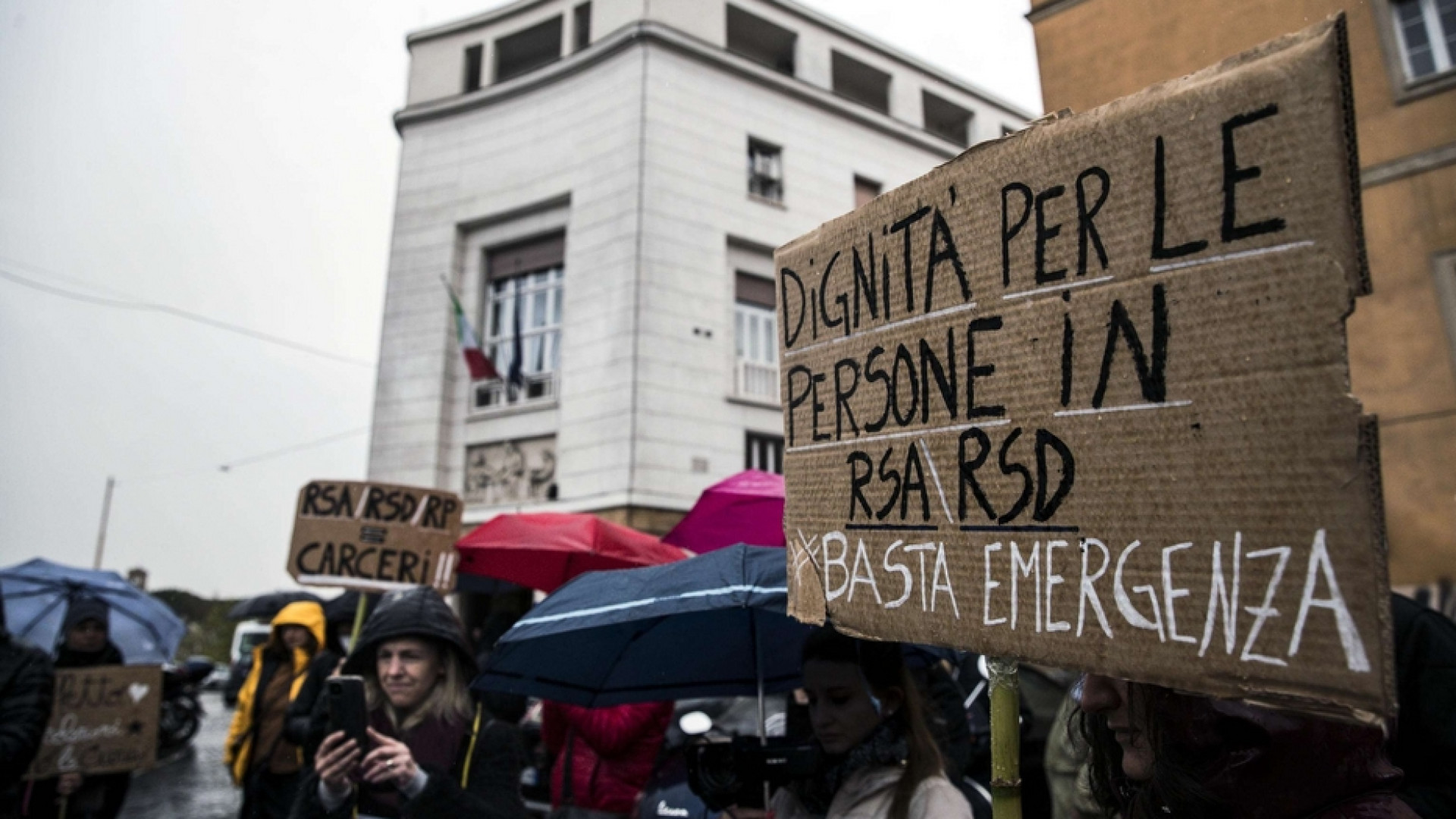 Immagine di Le famiglie dei ricoverati nelle Rsa: col Covid strutture ridotte a carceri