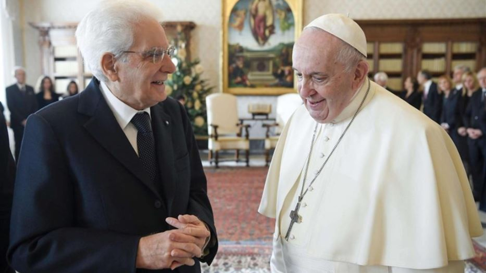 Immagine di Mattarella: «Un grande vuoto». Meloni: «Il Papa della gente»