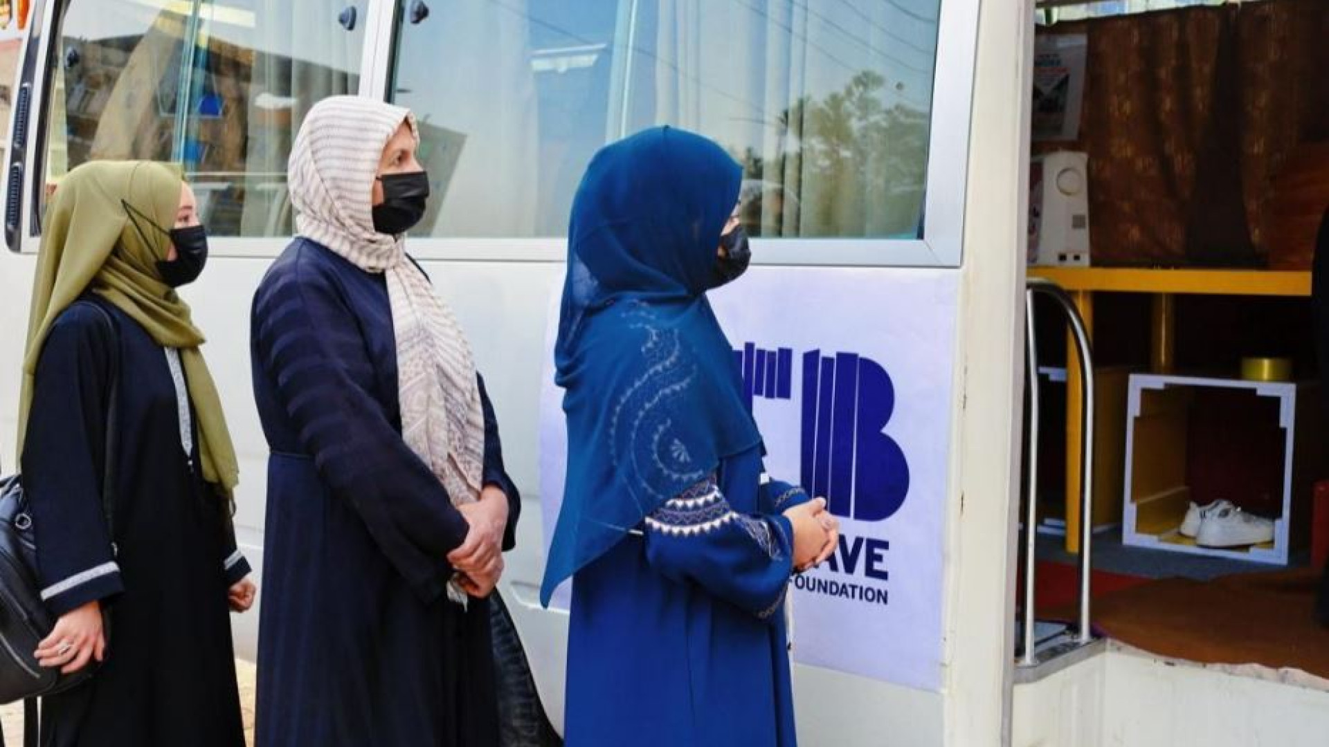 Immagine di Sarte, panettiere, ricamatrici: il bus che dona un futuro alle donne