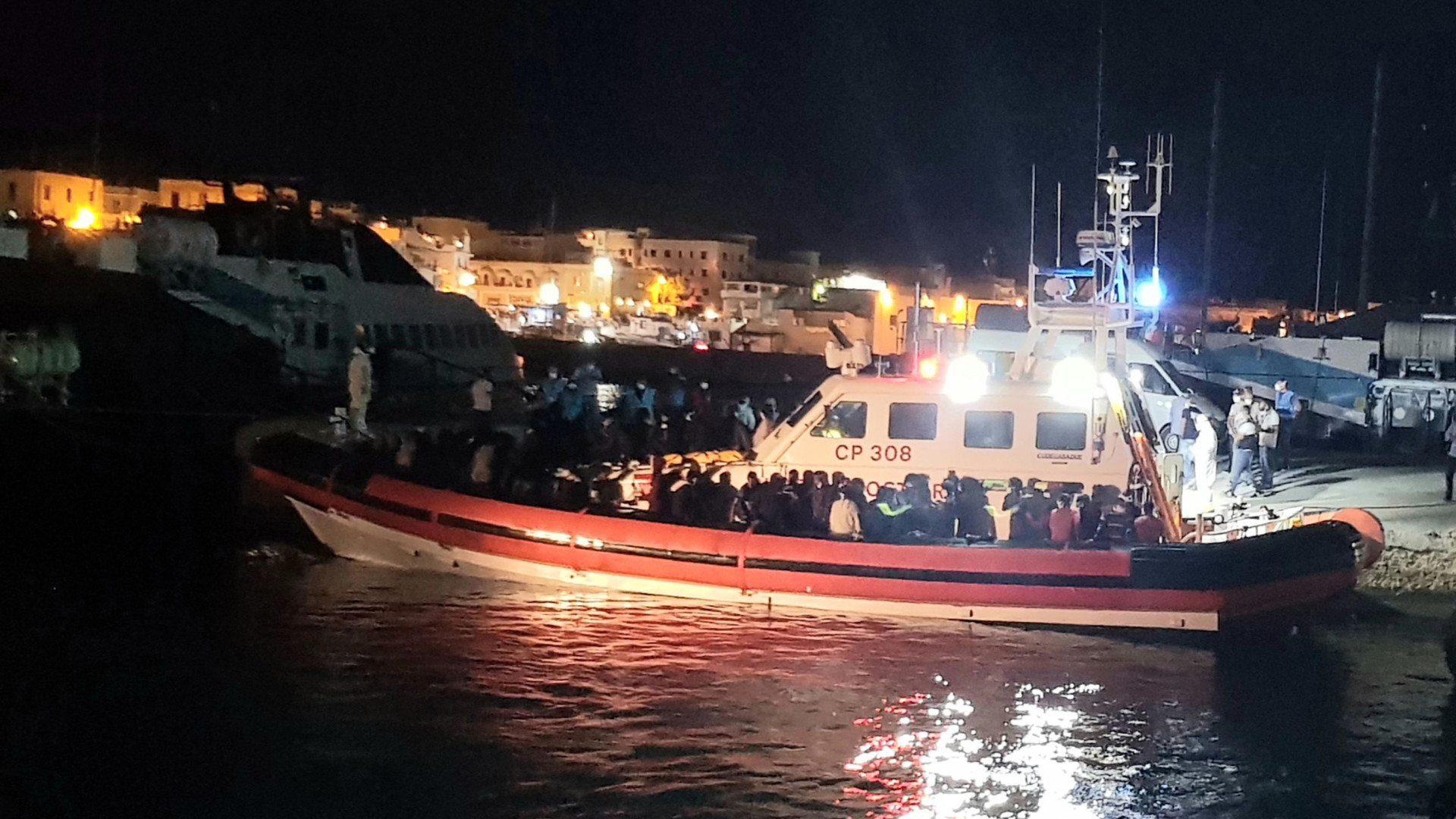 Immagine di Naufragio vicino a Lampedusa: 20 dispersi, 7 salvati