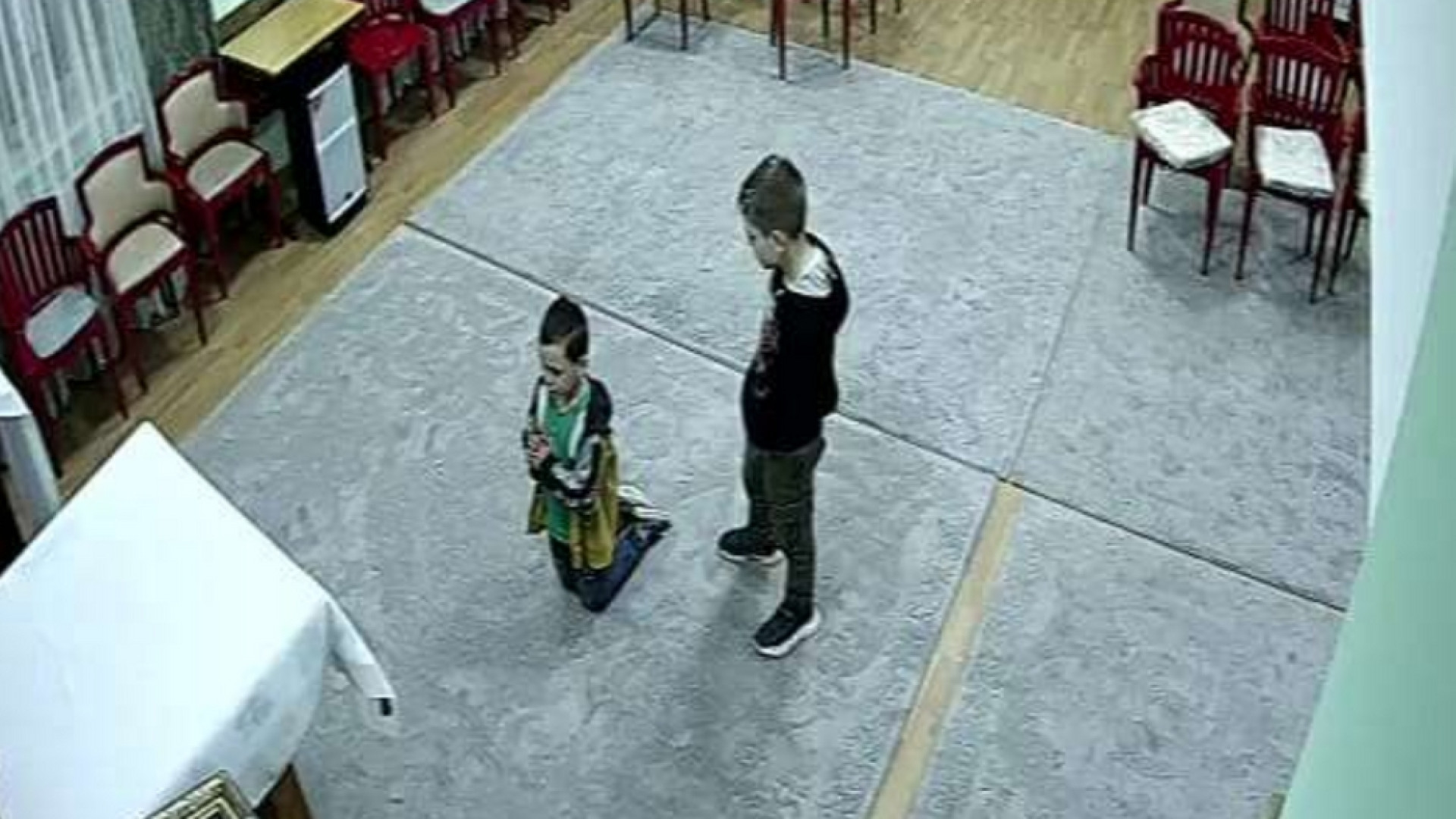 Immagine di A Chortkiv il piccolo Dimitriy davanti all'altare prega per la pace